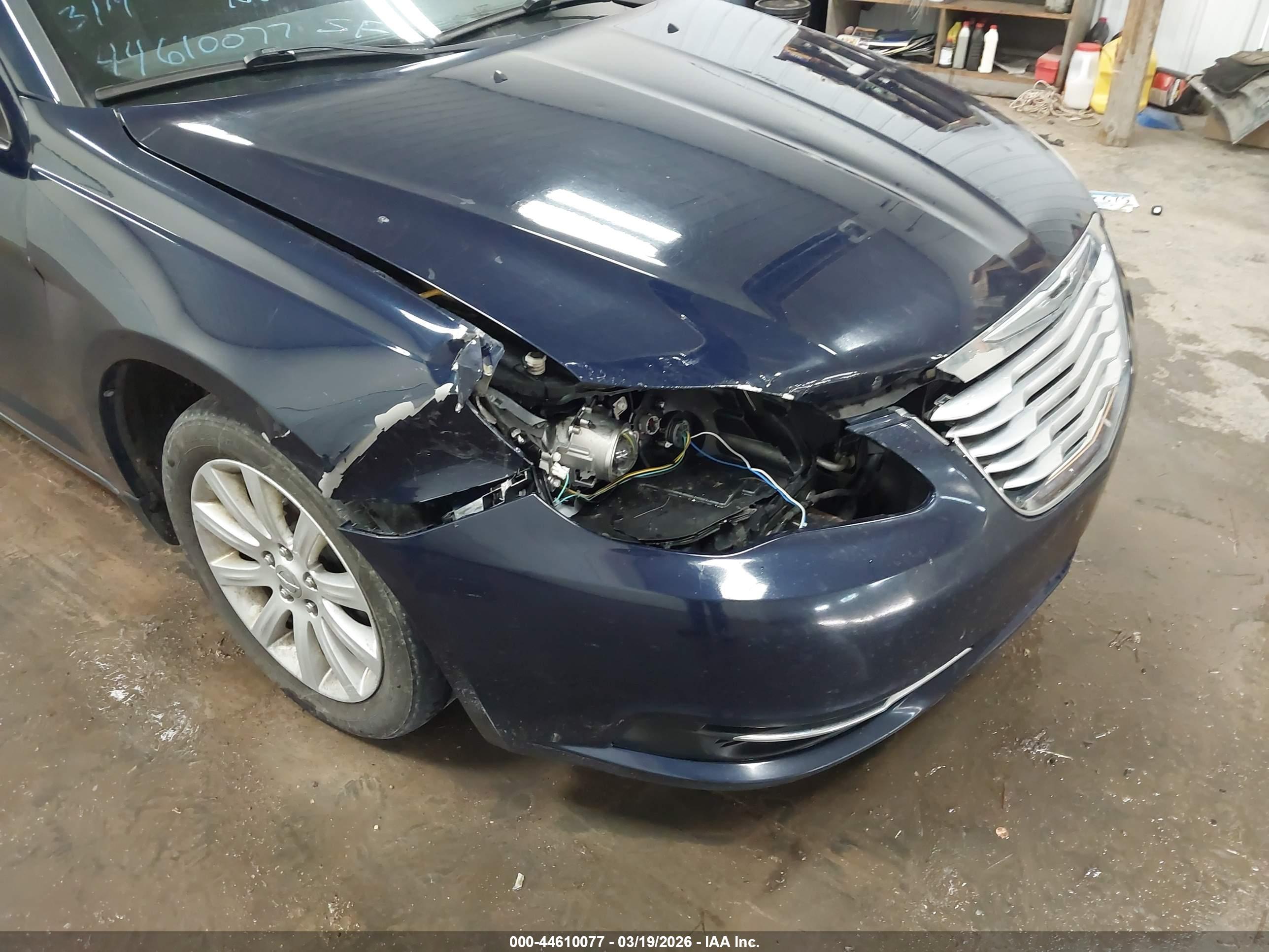 CHRYSLER 200 image 6