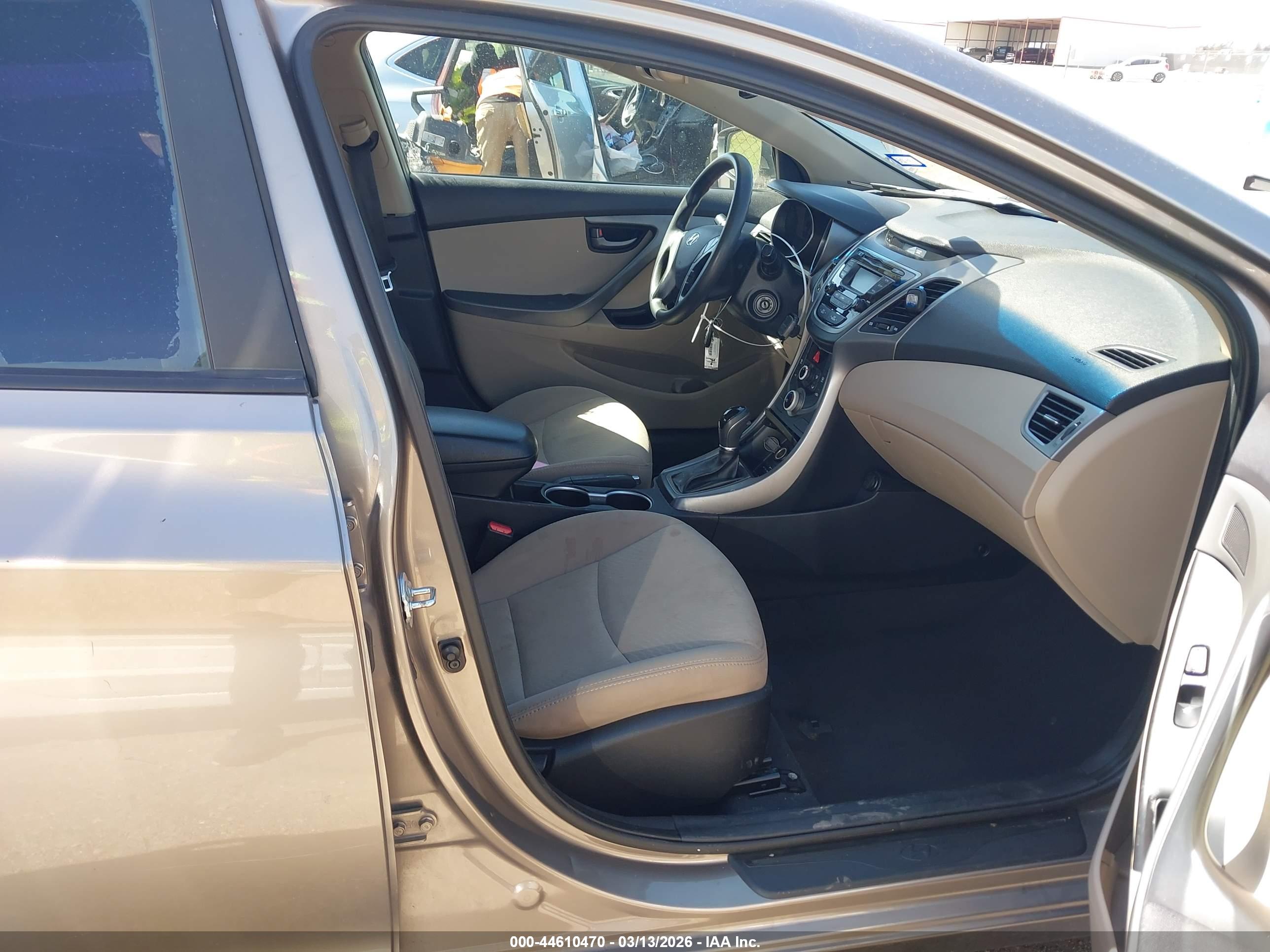 HYUNDAI ELANTRA image 5