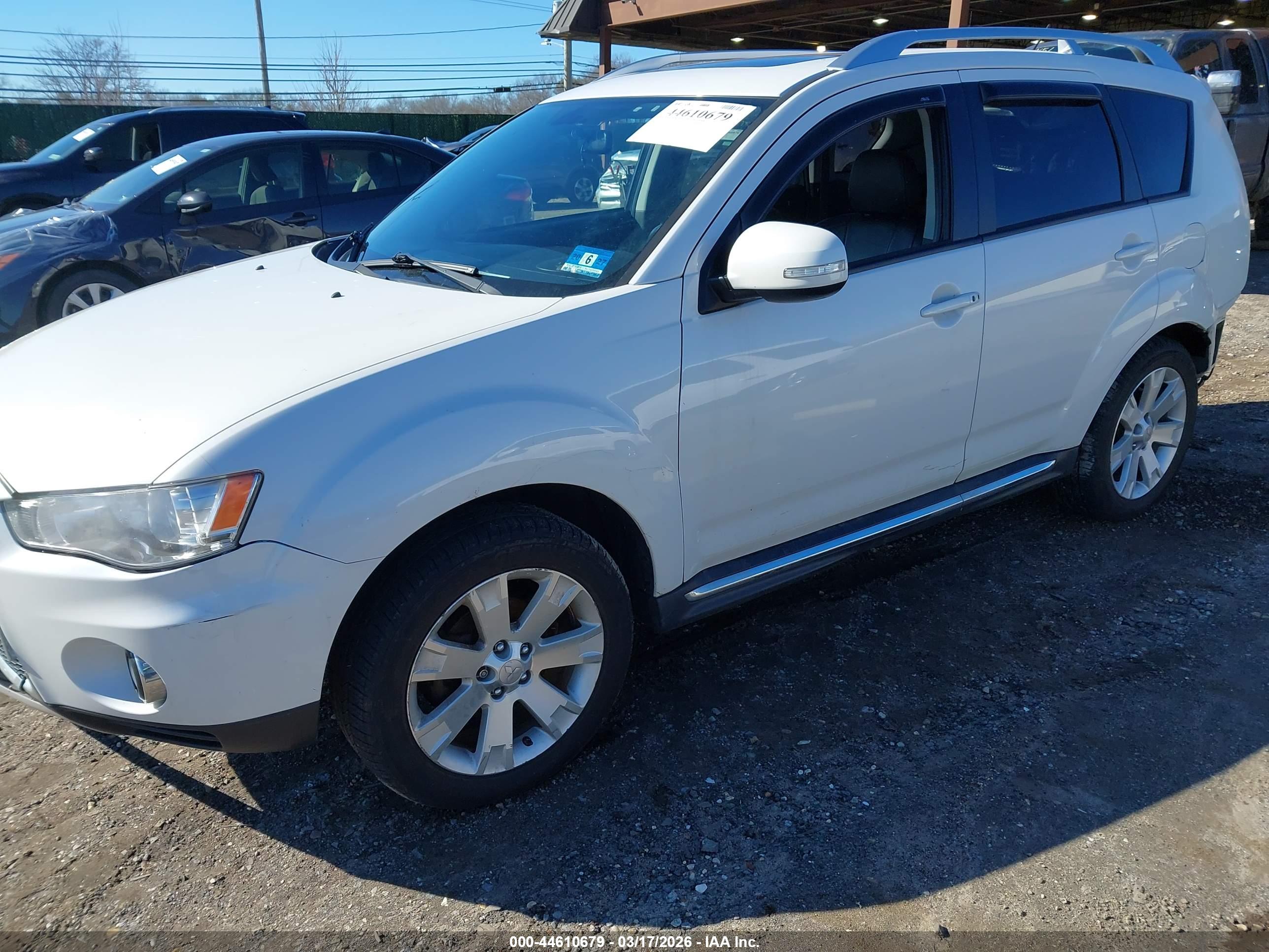 MITSUBISHI OUTLANDER image 2