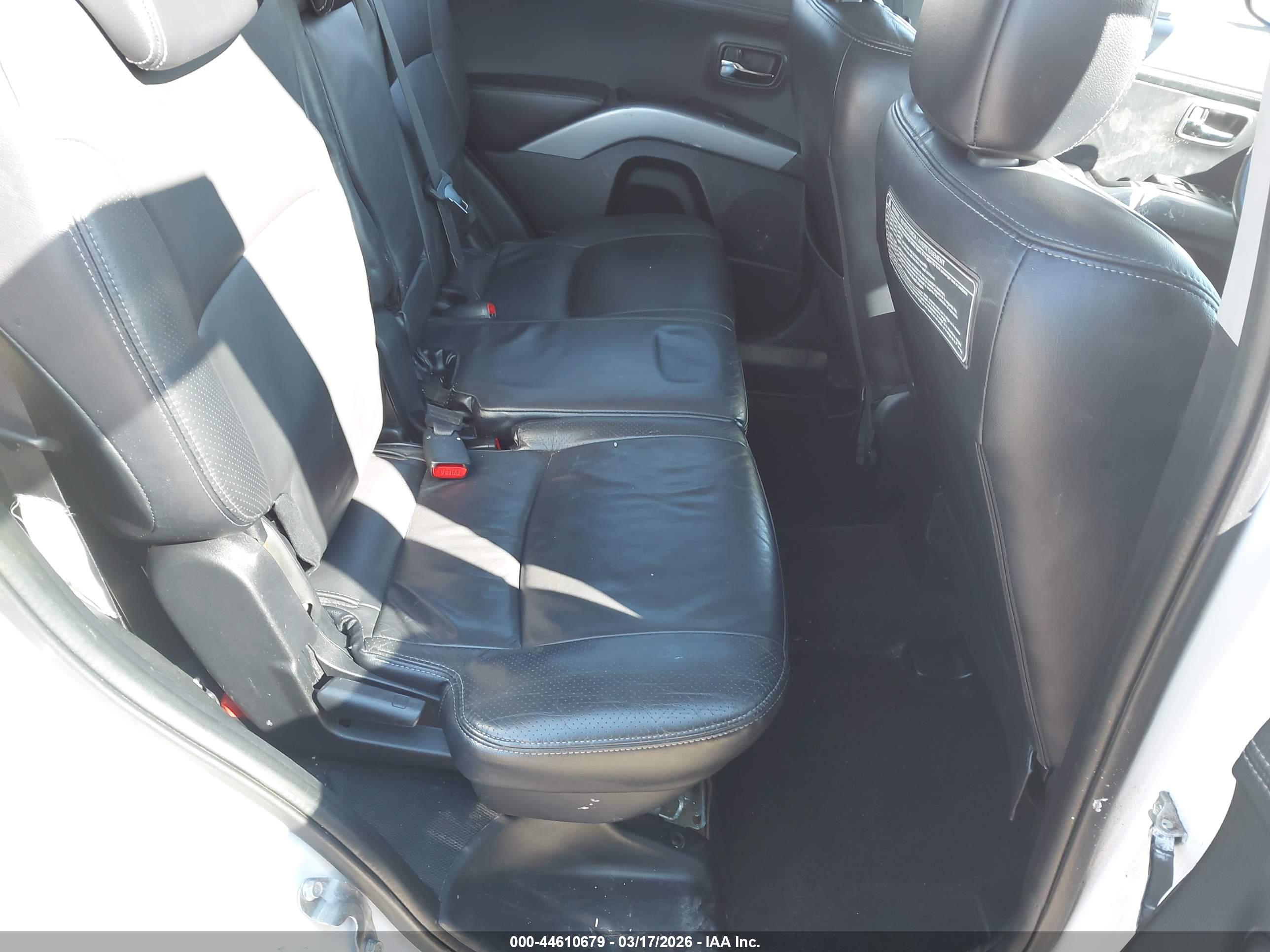 MITSUBISHI OUTLANDER image 8