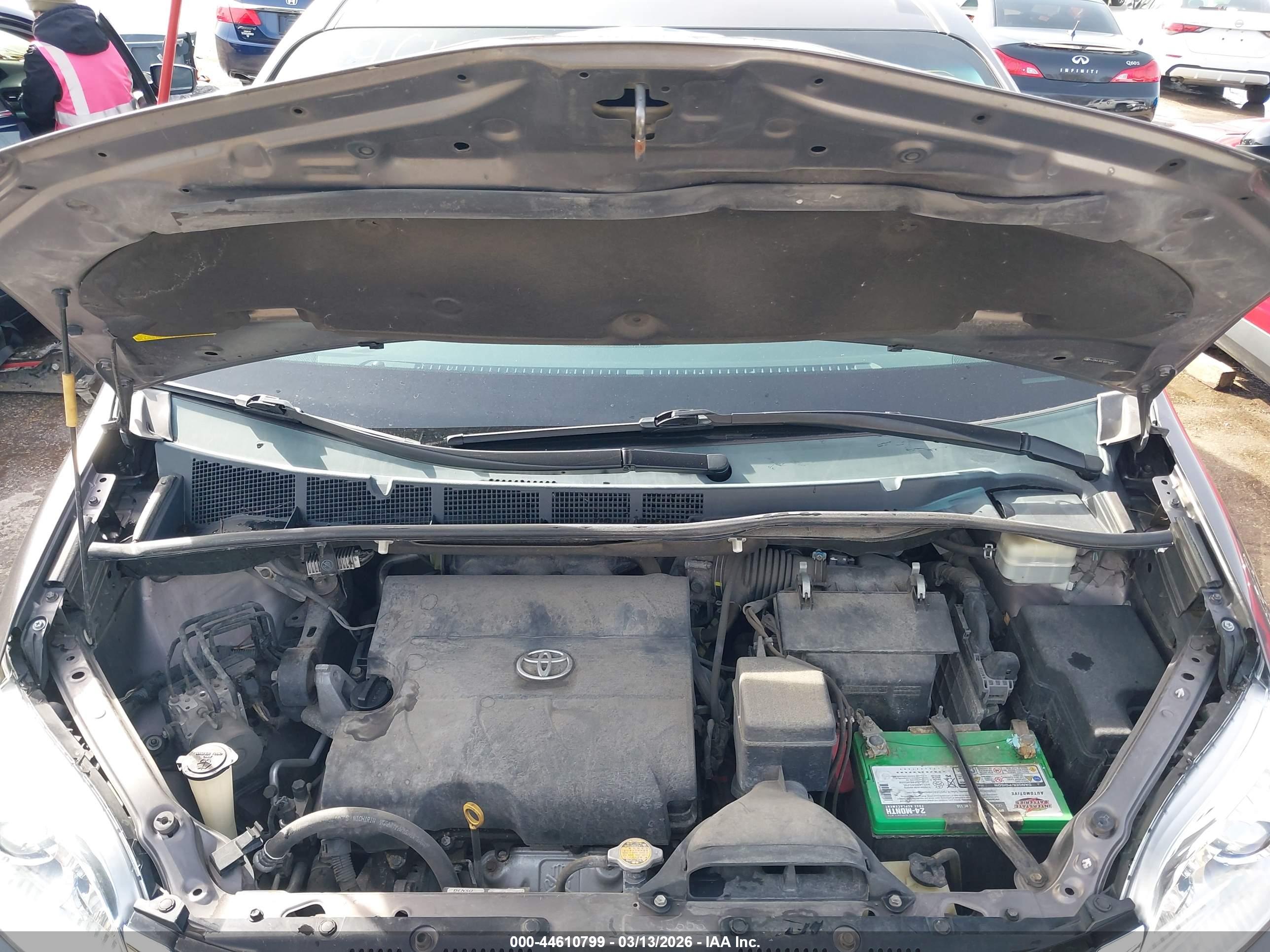 TOYOTA SIENNA image 10