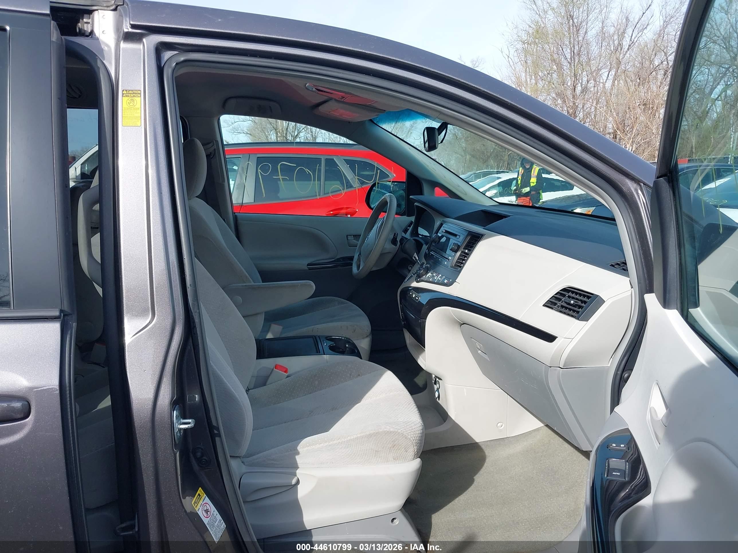 TOYOTA SIENNA image 5
