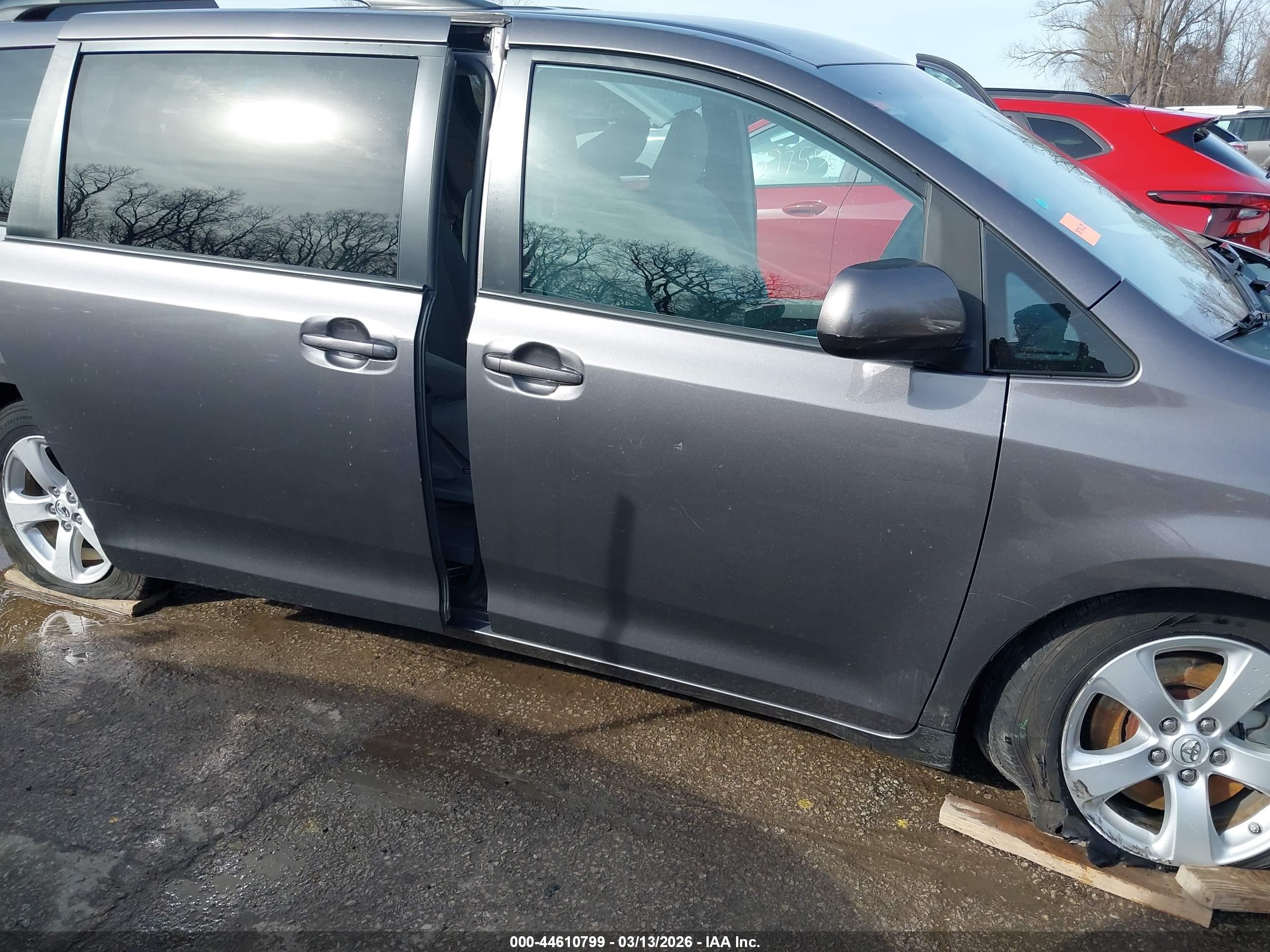 TOYOTA SIENNA image 6
