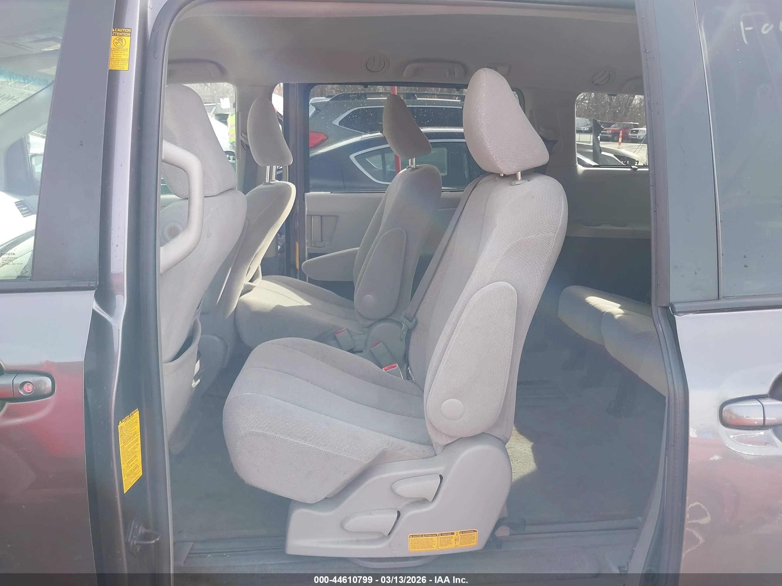 TOYOTA SIENNA image 8