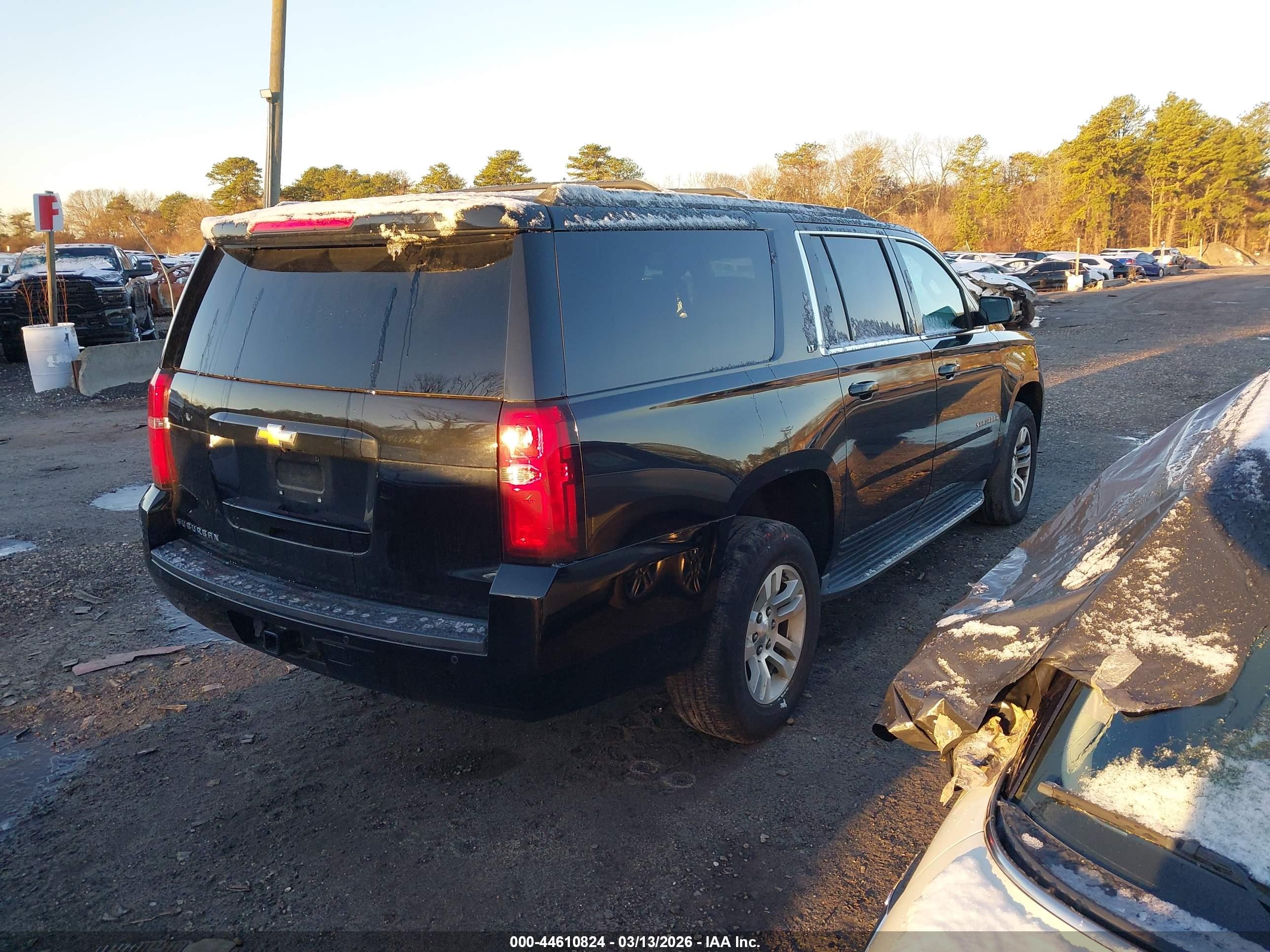 CHEVROLET SUBURBAN image 4