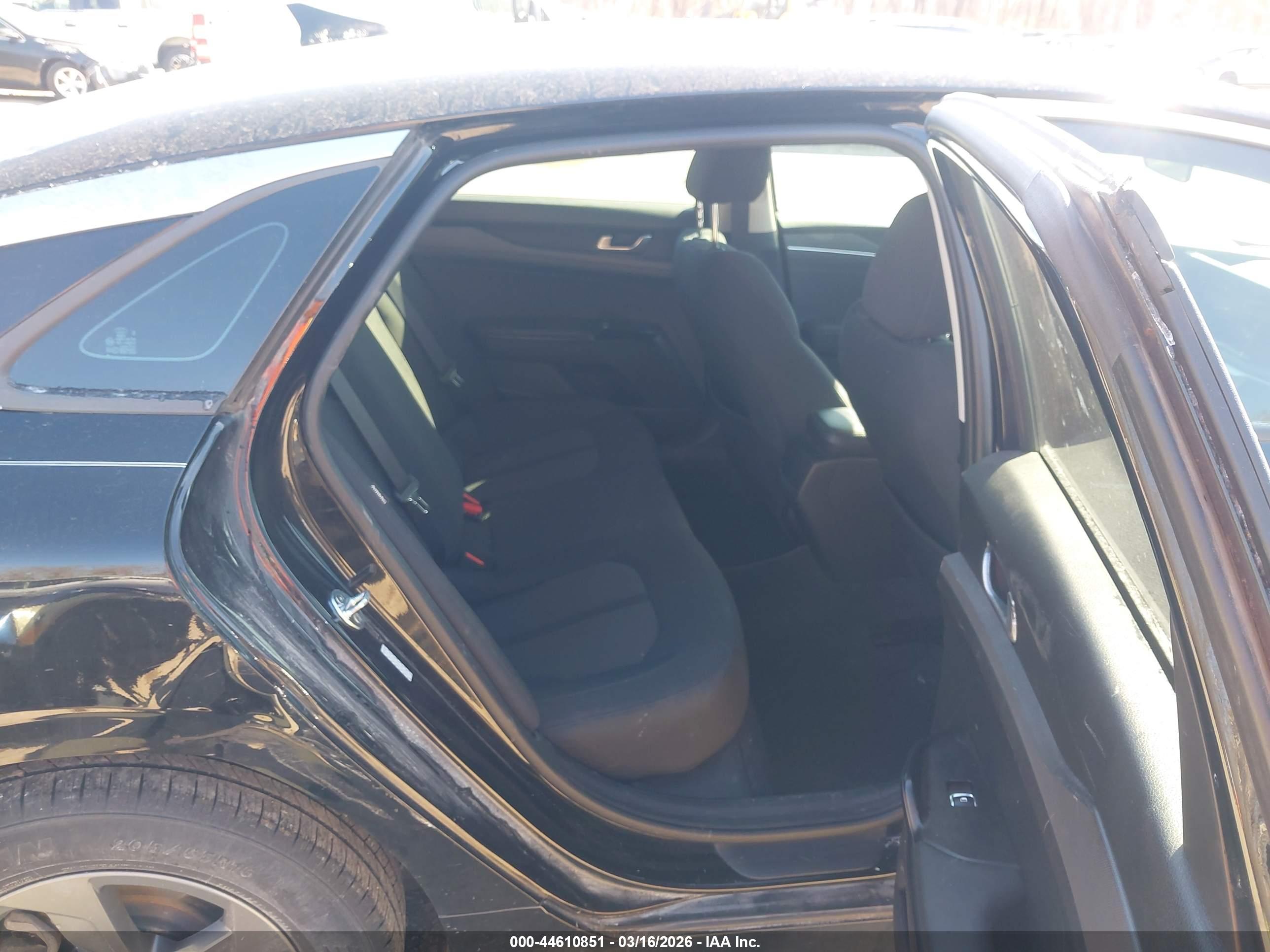 KIA K5 image 8