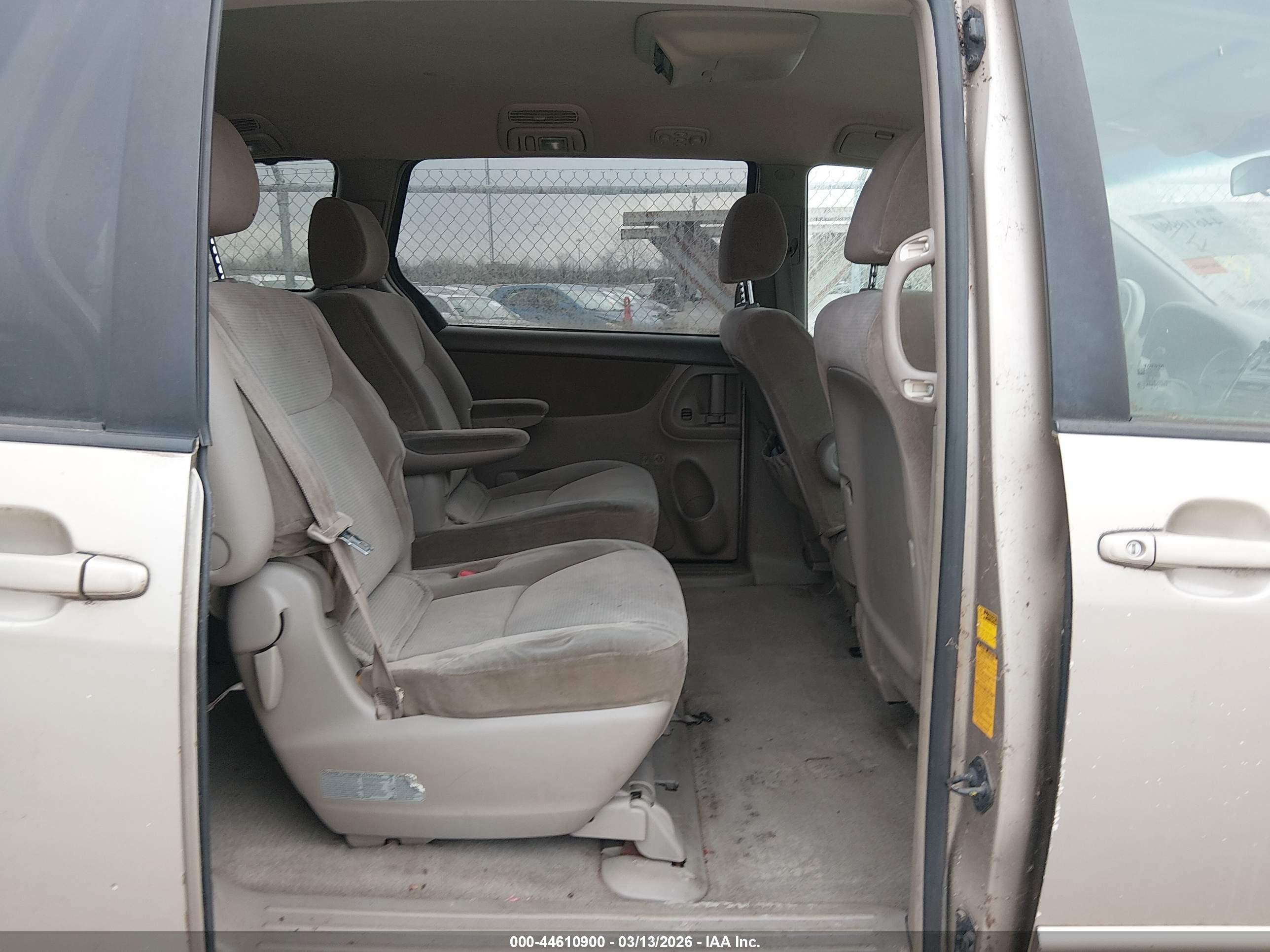 TOYOTA SIENNA image 8