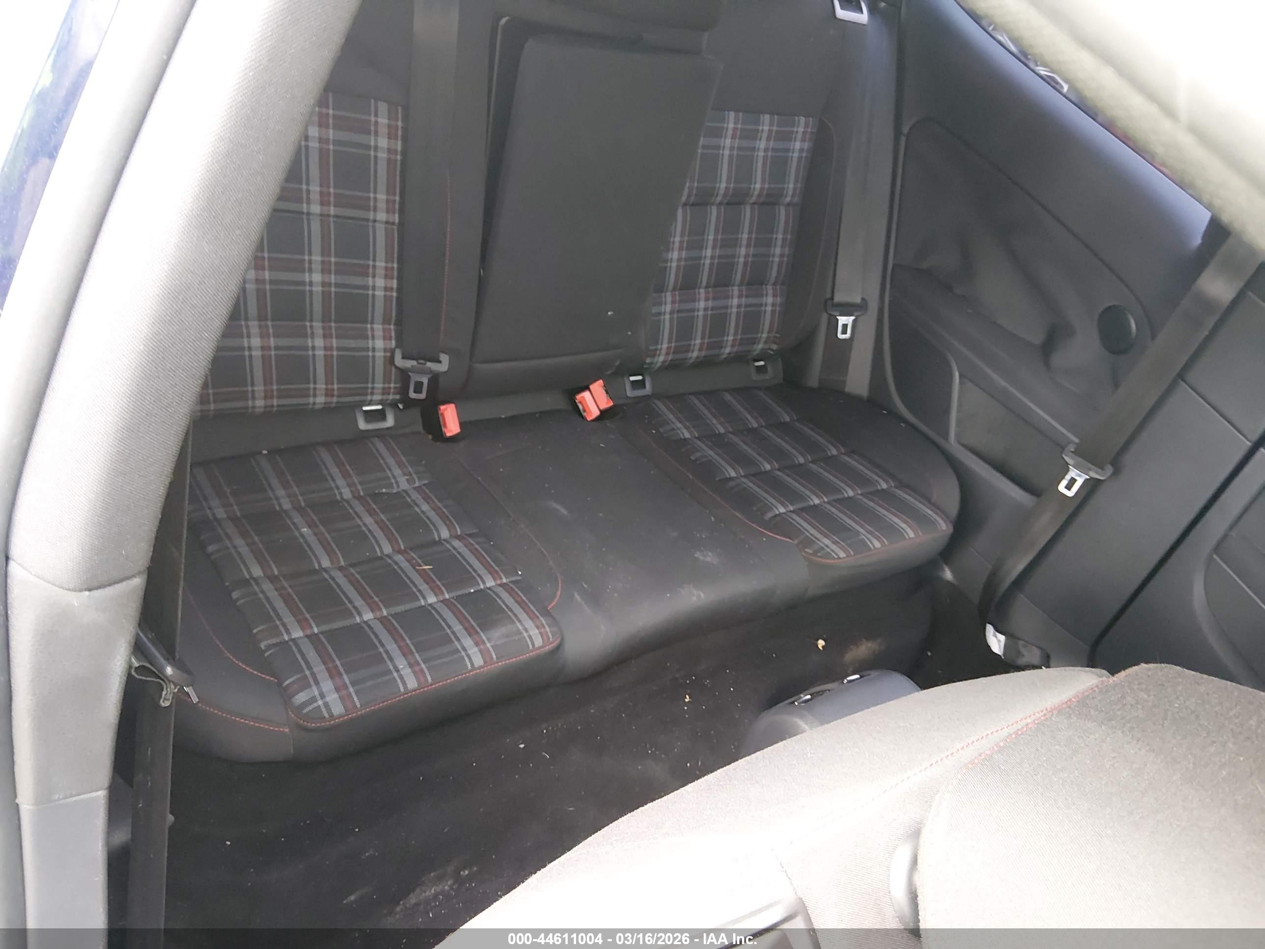 VOLKSWAGEN GTI image 8