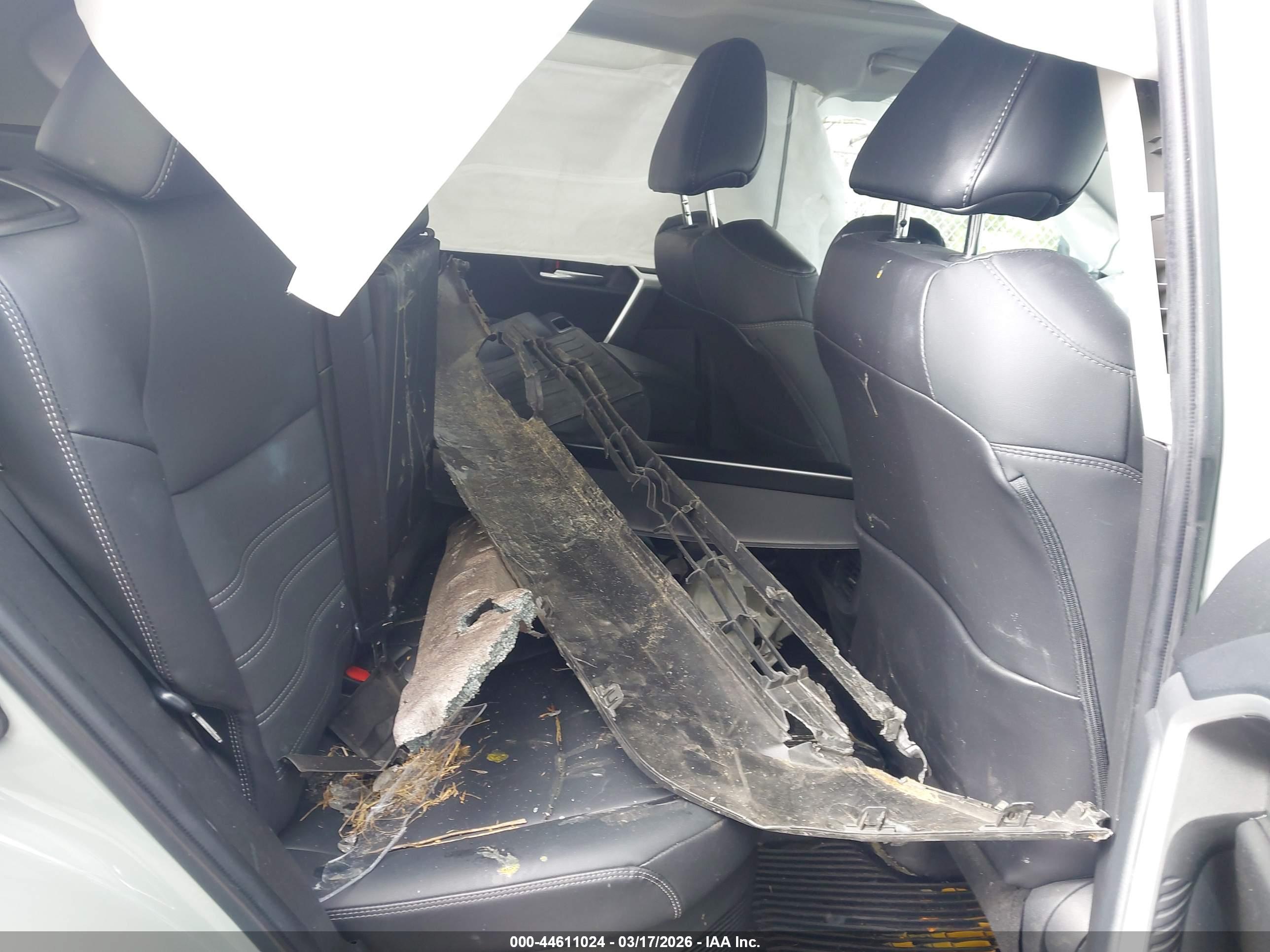TOYOTA RAV4 image 8