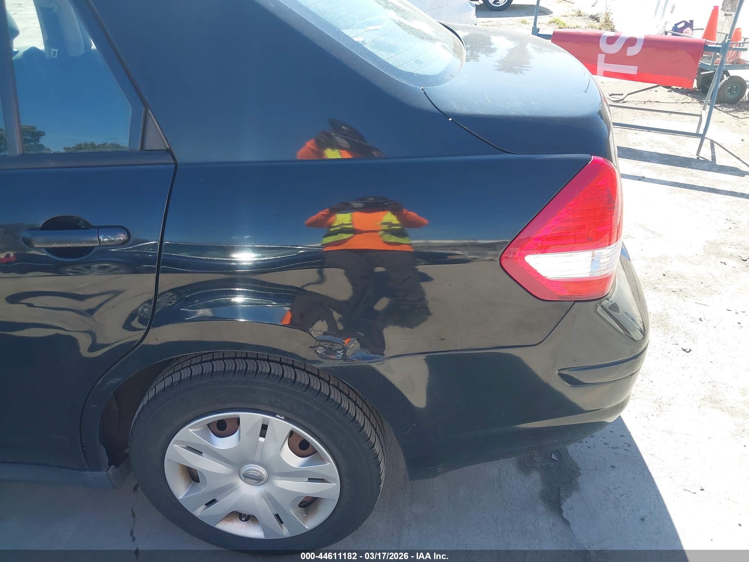 NISSAN VERSA image 6