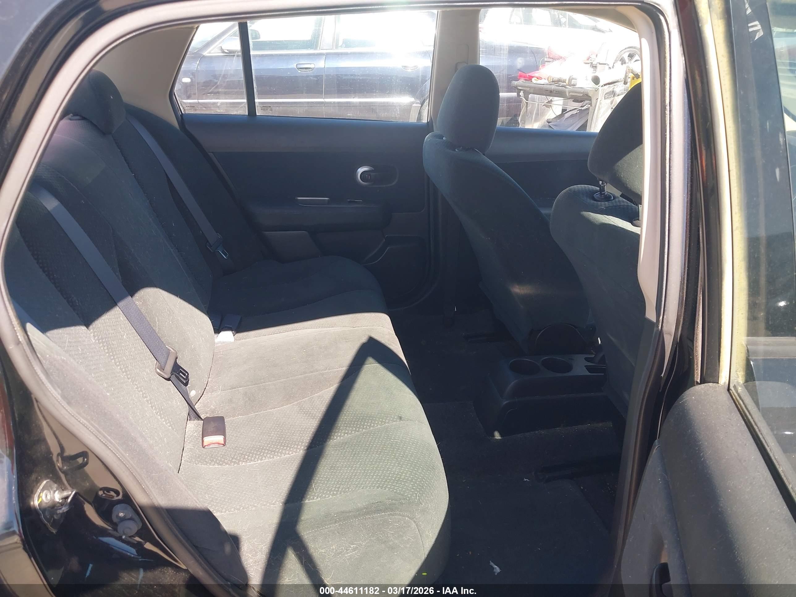 NISSAN VERSA image 8