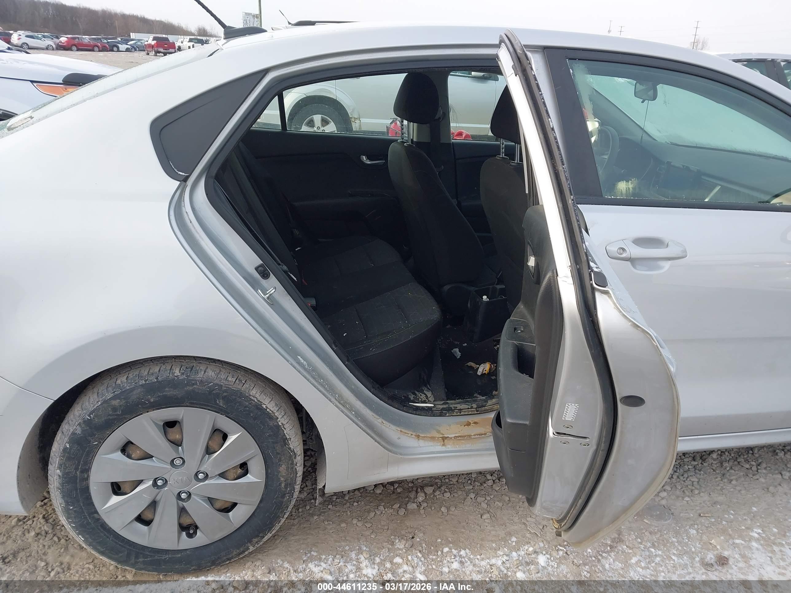 KIA RIO image 8