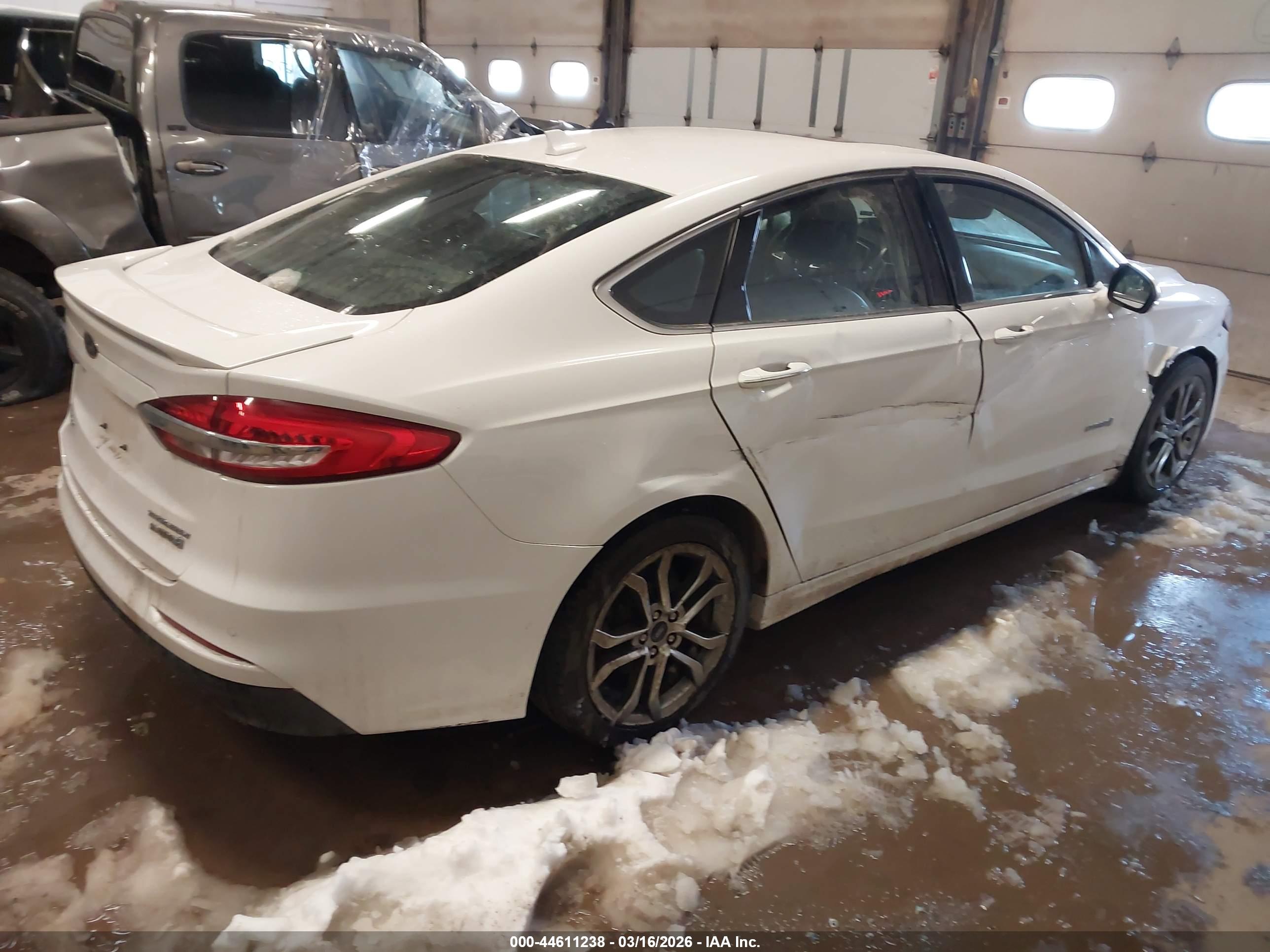 FORD FUSION image 4