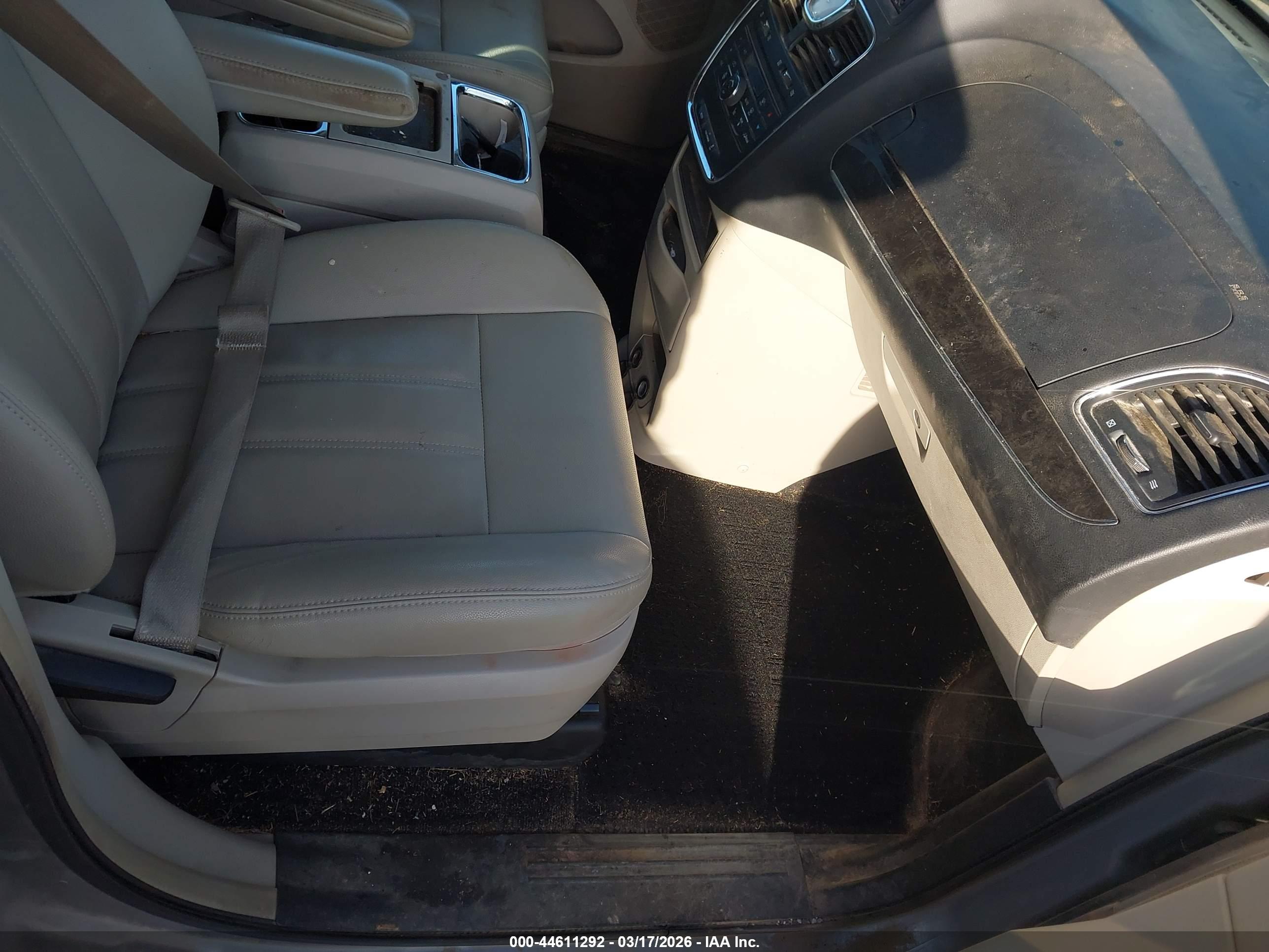 CHRYSLER TOWN image 5