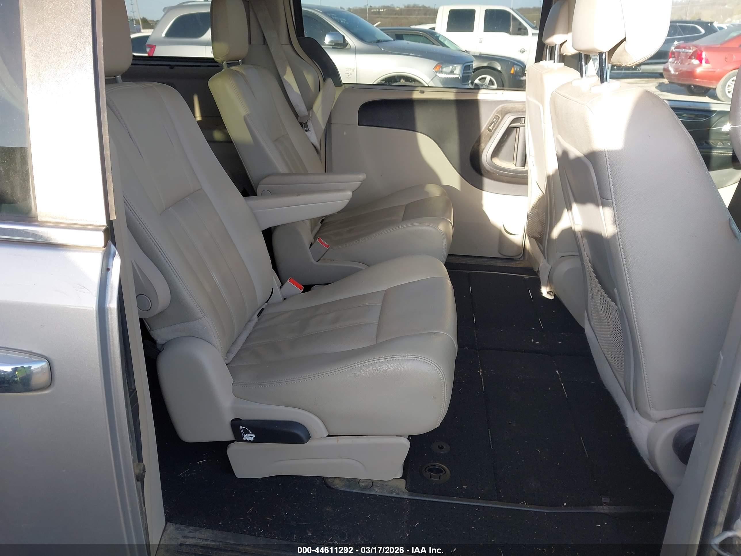 CHRYSLER TOWN image 8
