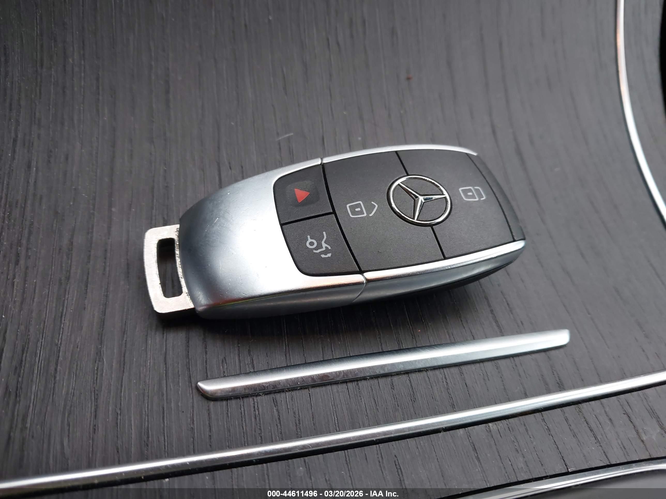 MERCEDES-BENZ GLC image 11
