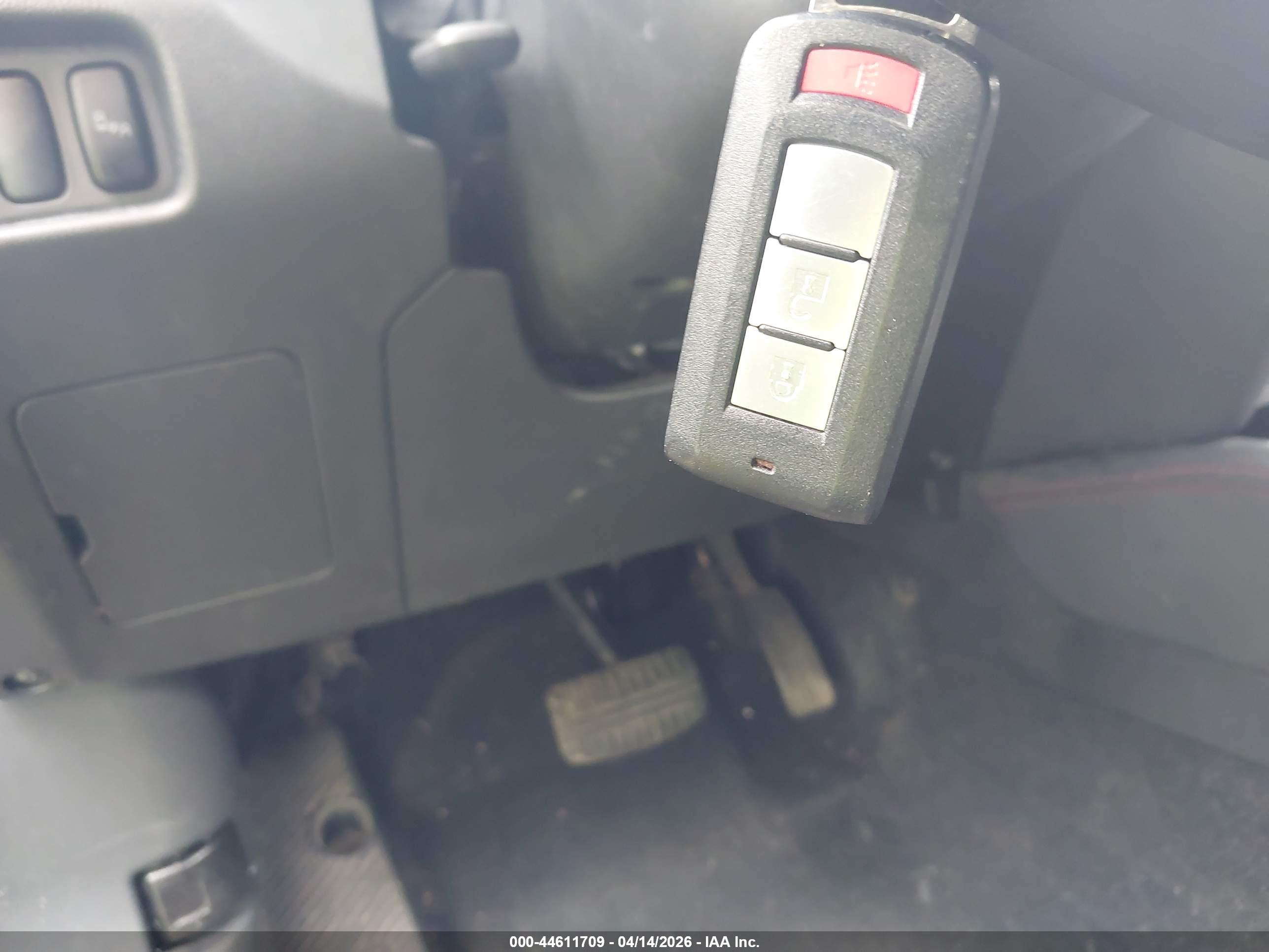 MITSUBISHI OUTLANDER image 11