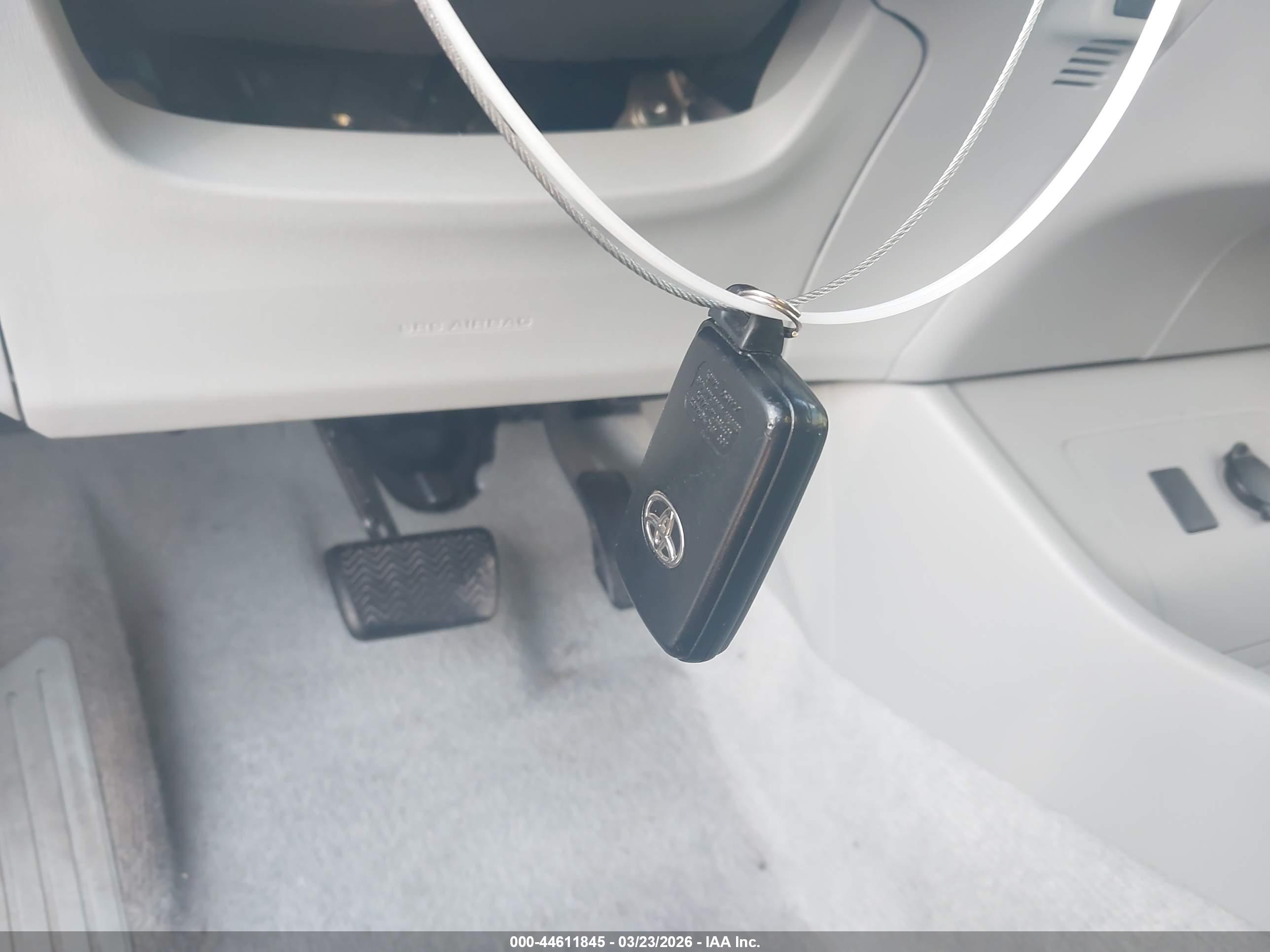 TOYOTA PRIUS image 11