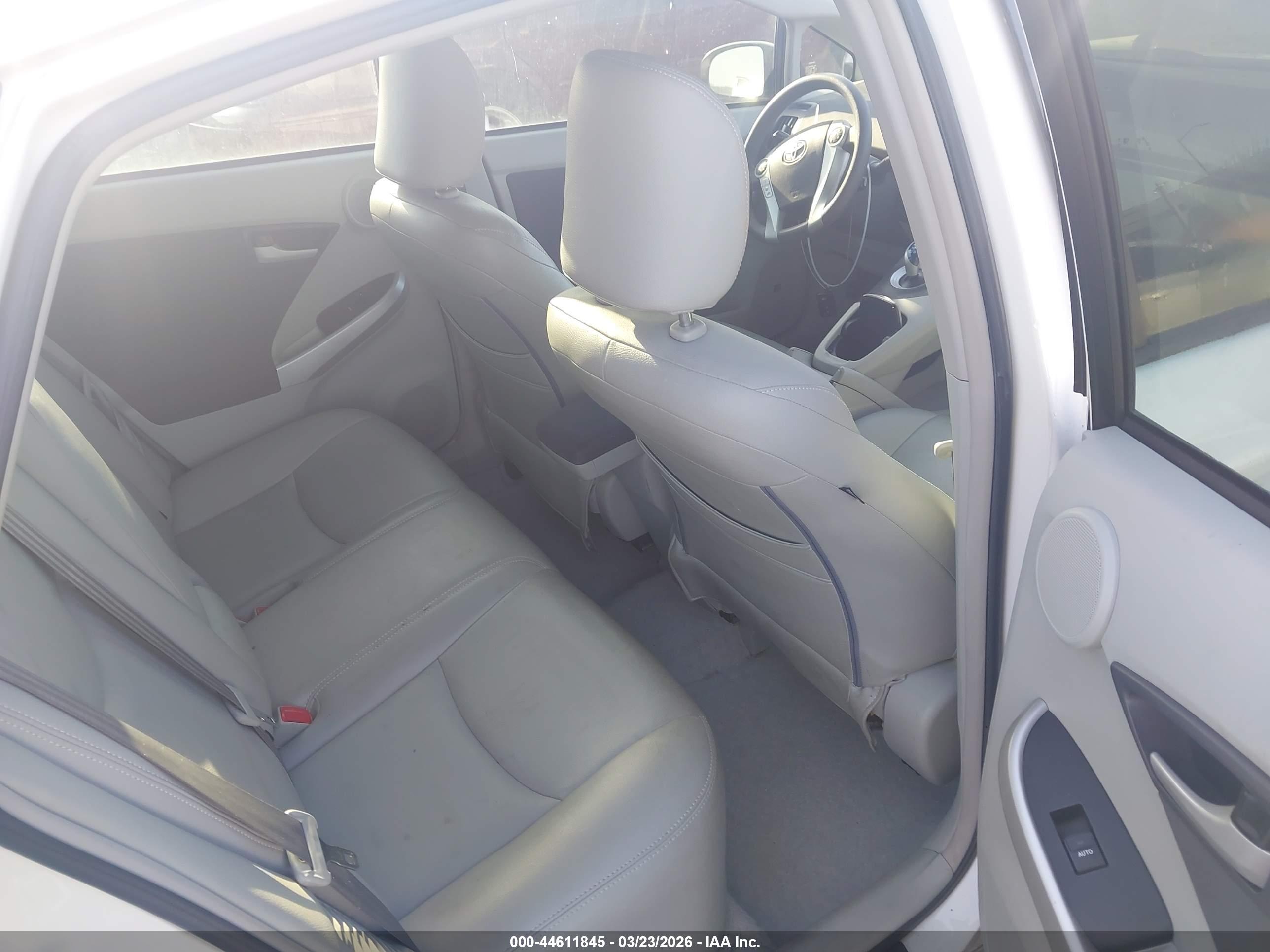 TOYOTA PRIUS image 8