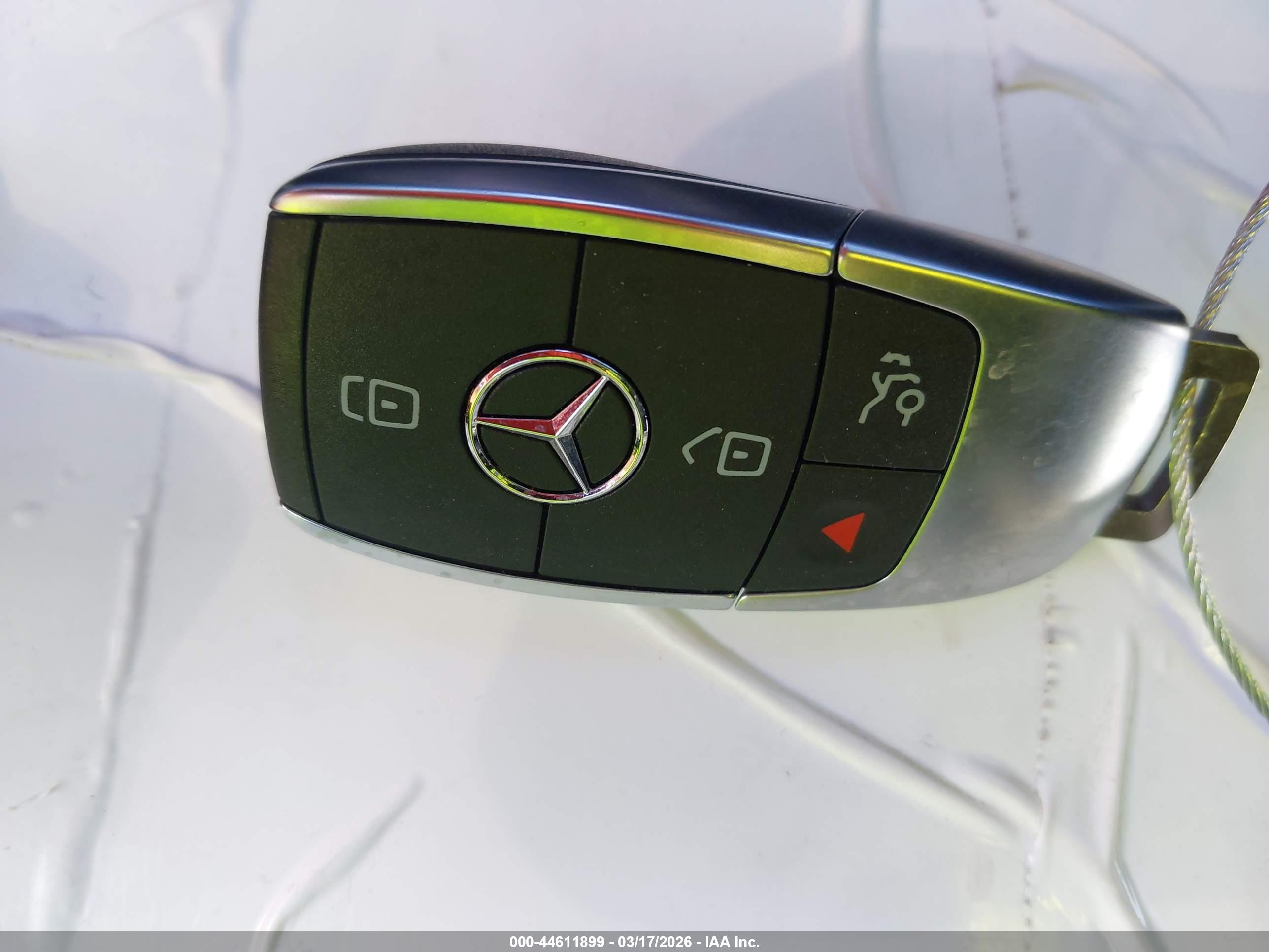 MERCEDES-BENZ GLB image 11