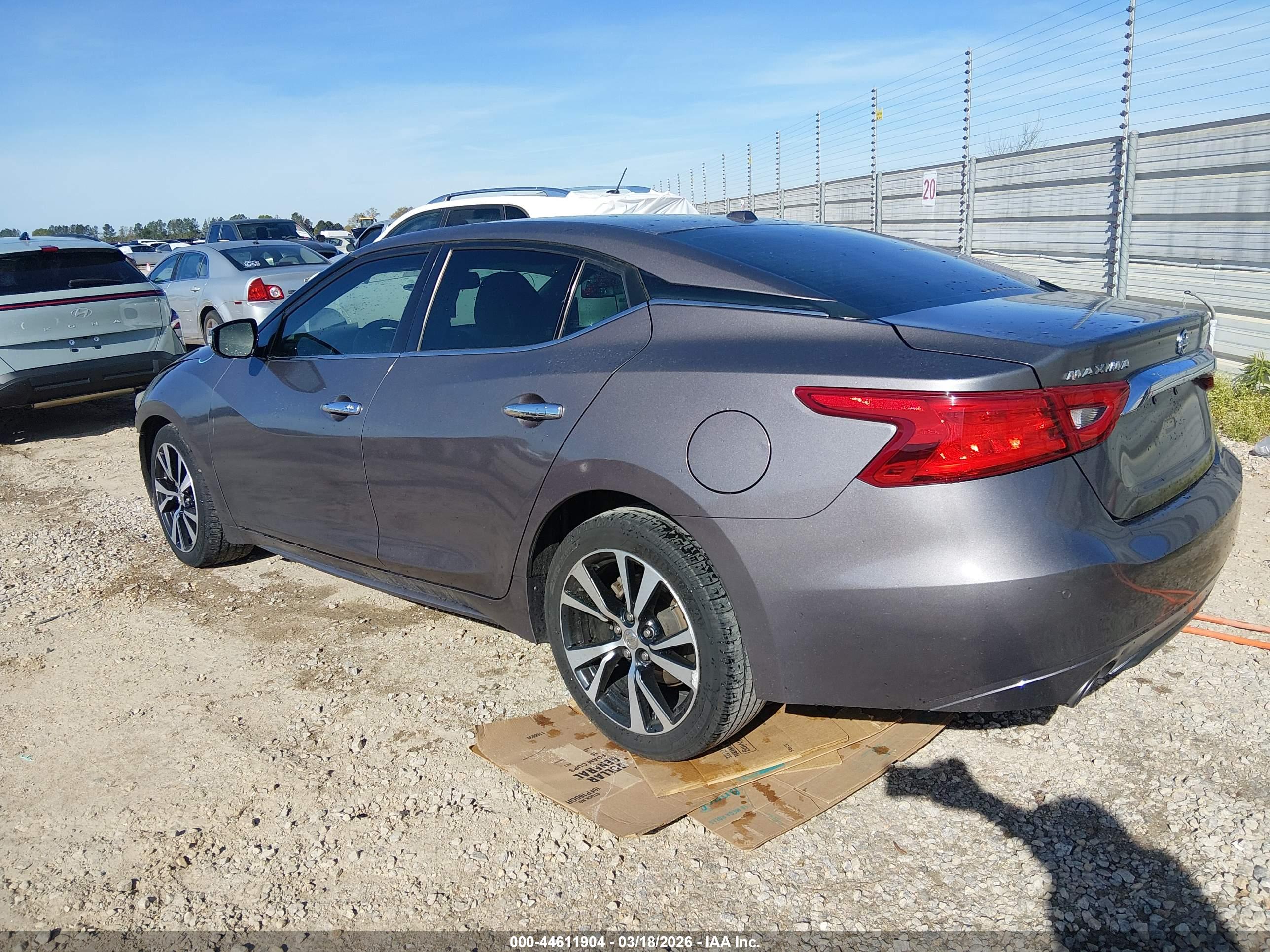 NISSAN MAXIMA image 3