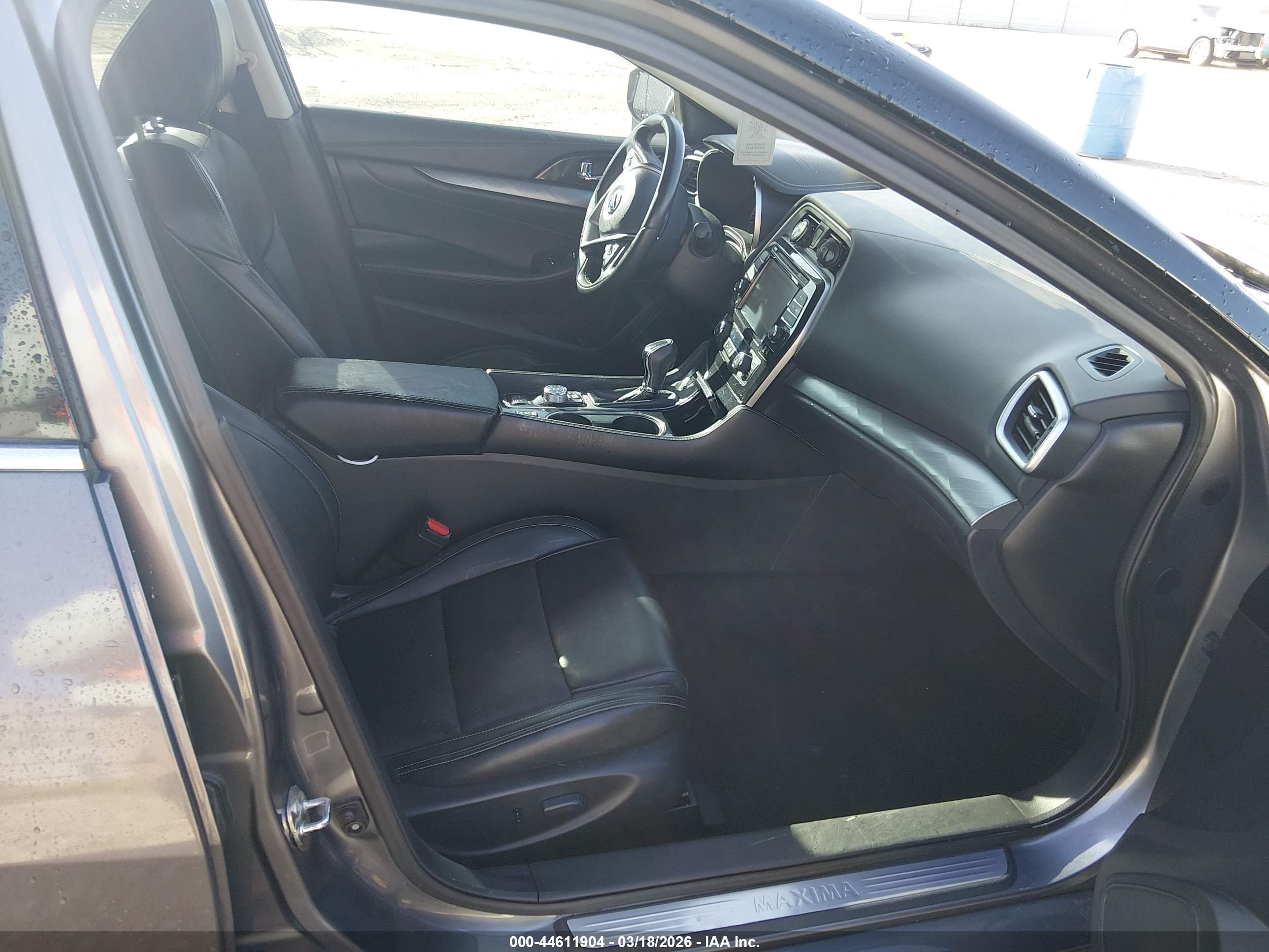 NISSAN MAXIMA image 5