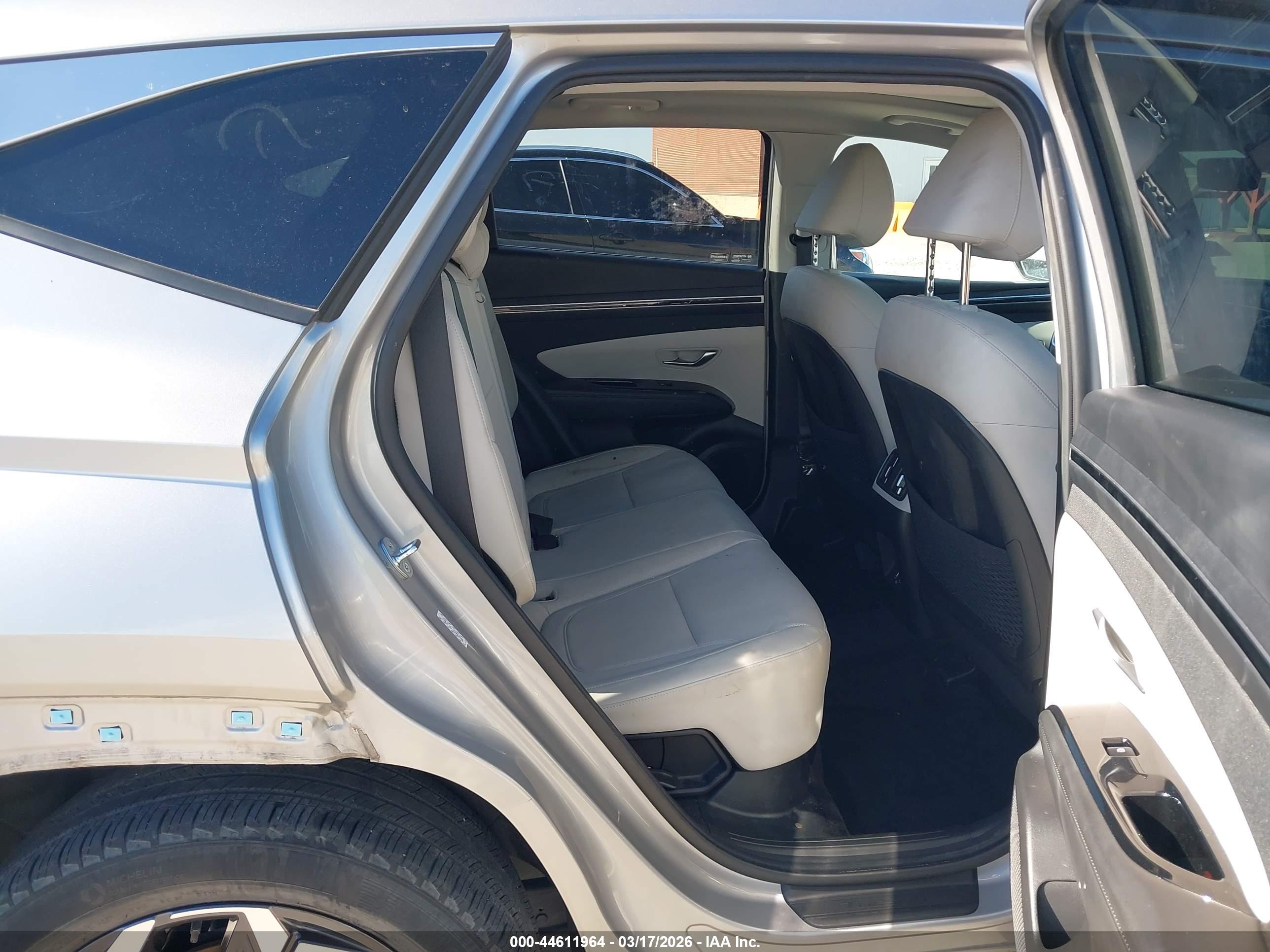 HYUNDAI TUCSON image 8