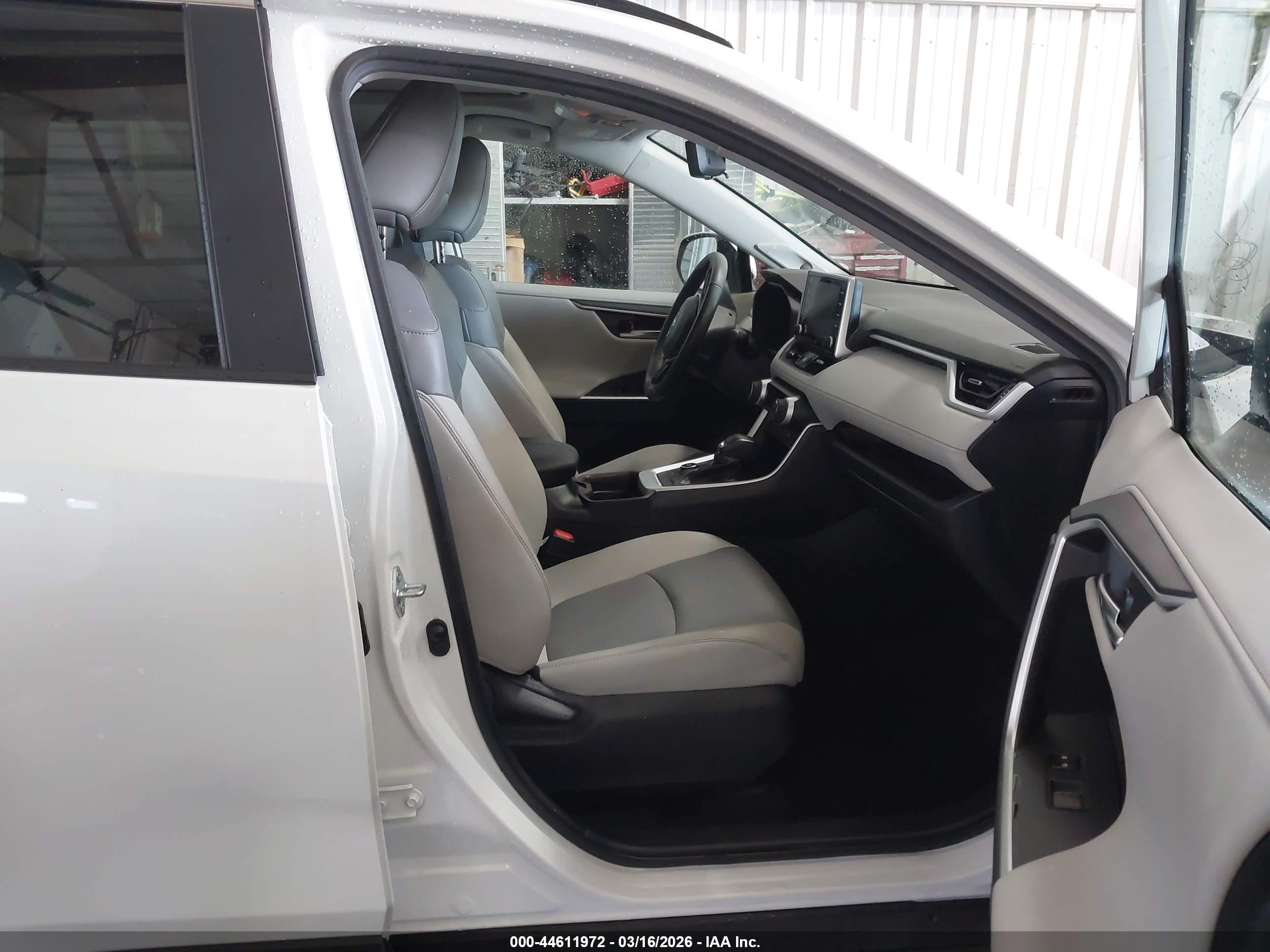 TOYOTA RAV4 image 5