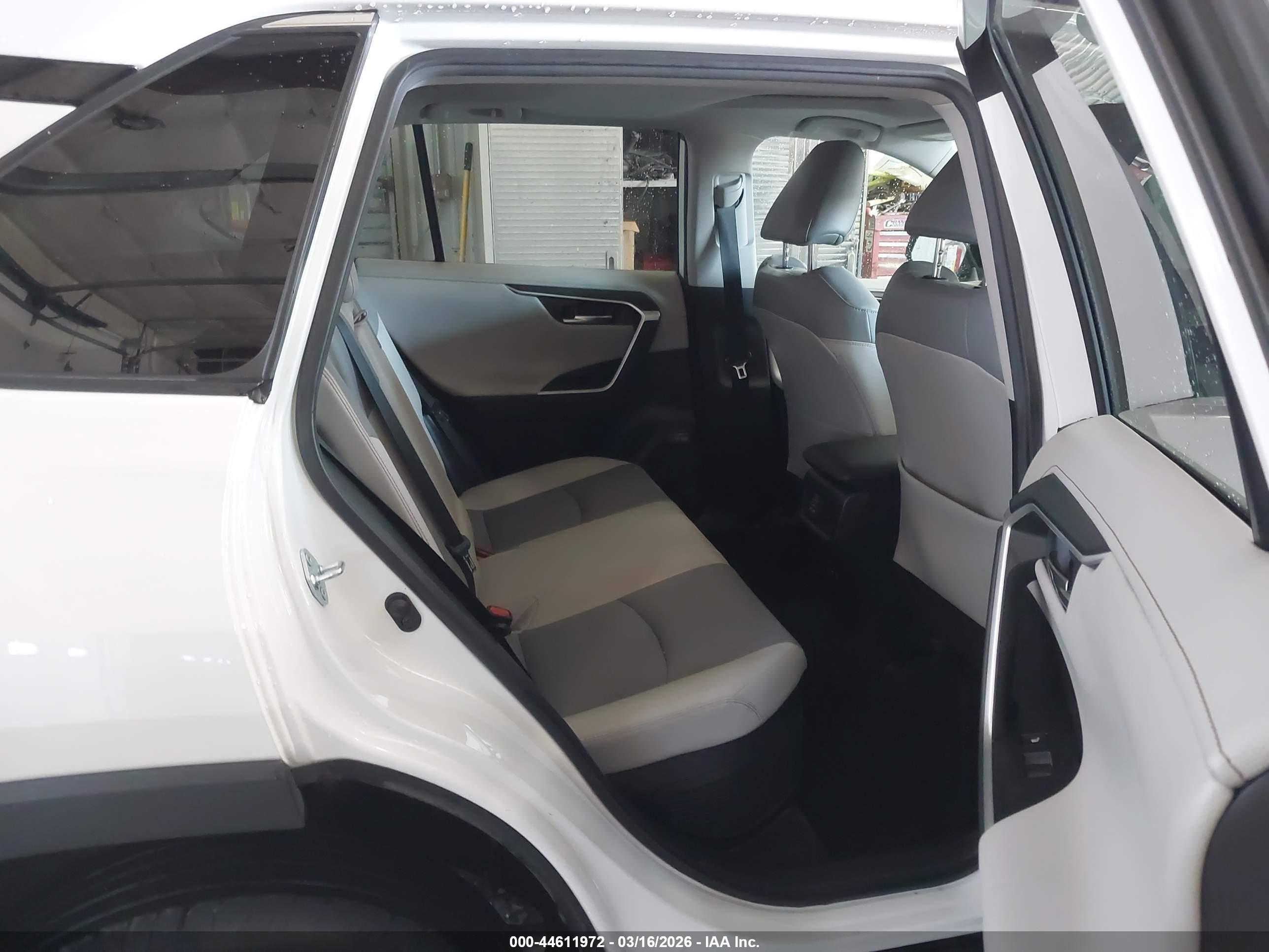 TOYOTA RAV4 image 8