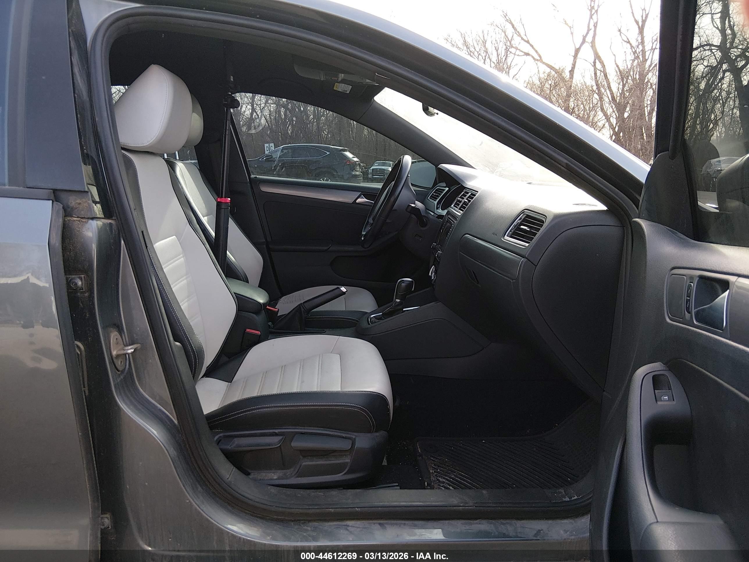 VOLKSWAGEN JETTA image 5