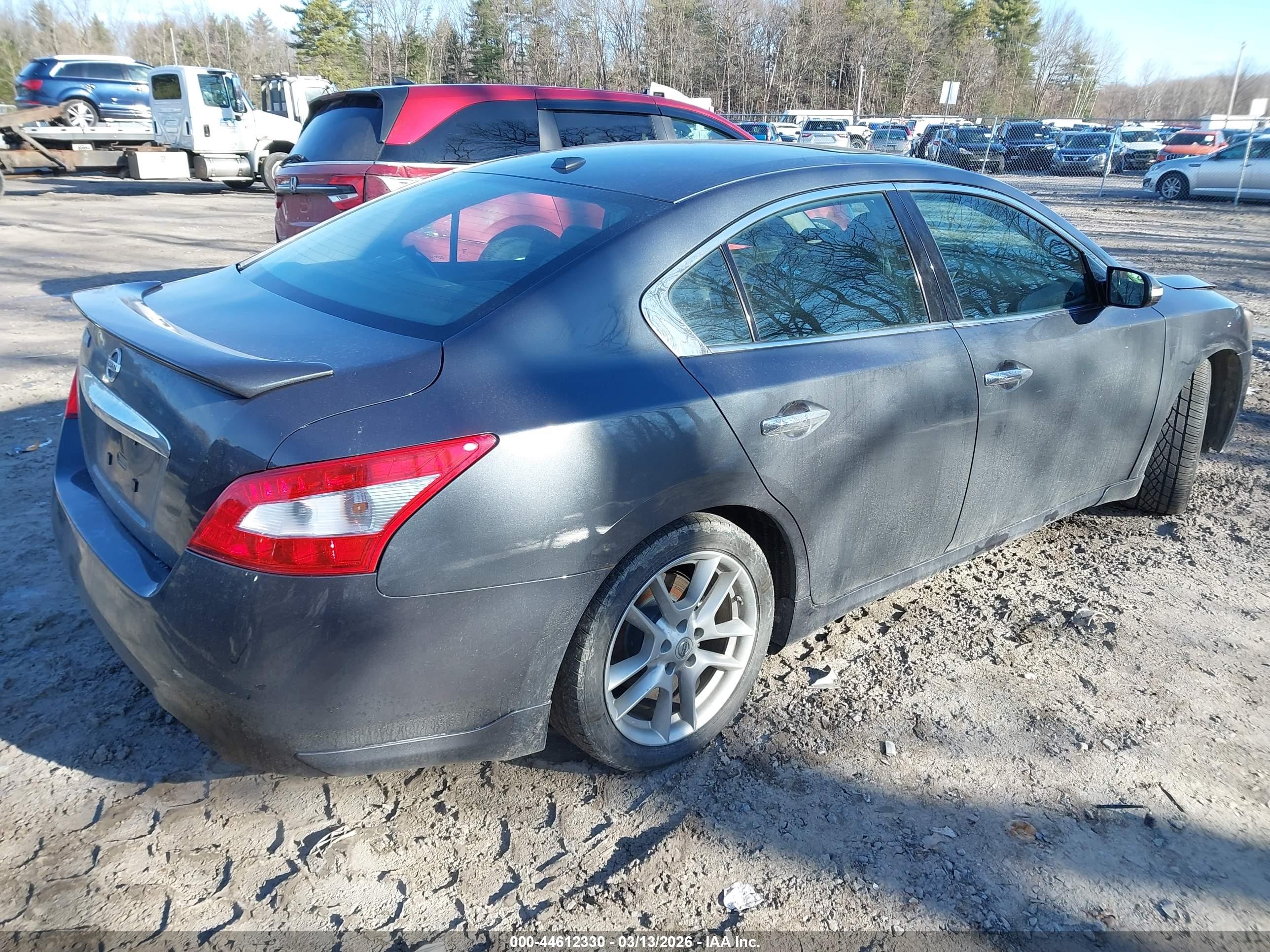 NISSAN MAXIMA image 4