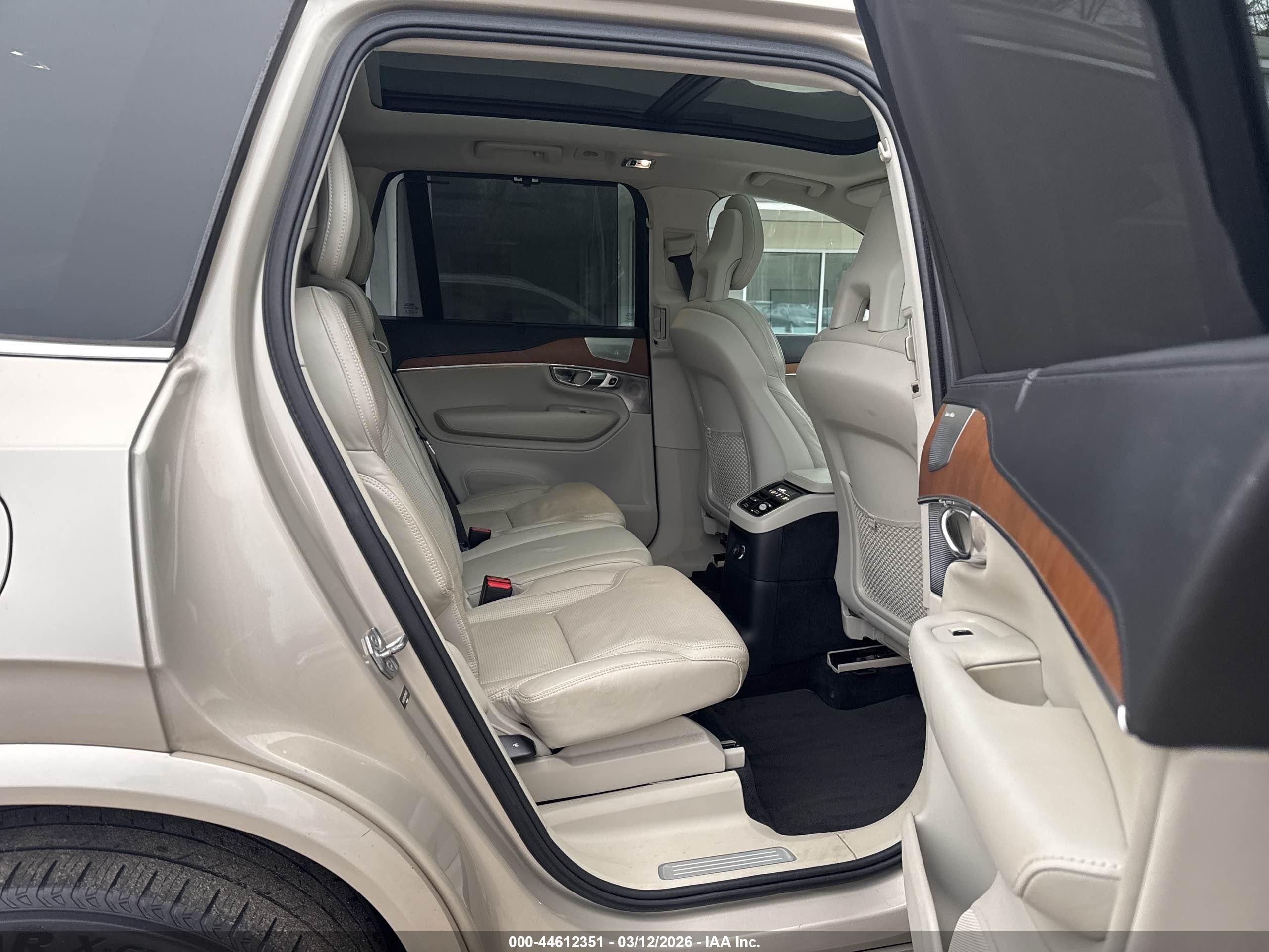 VOLVO XC90 image 8