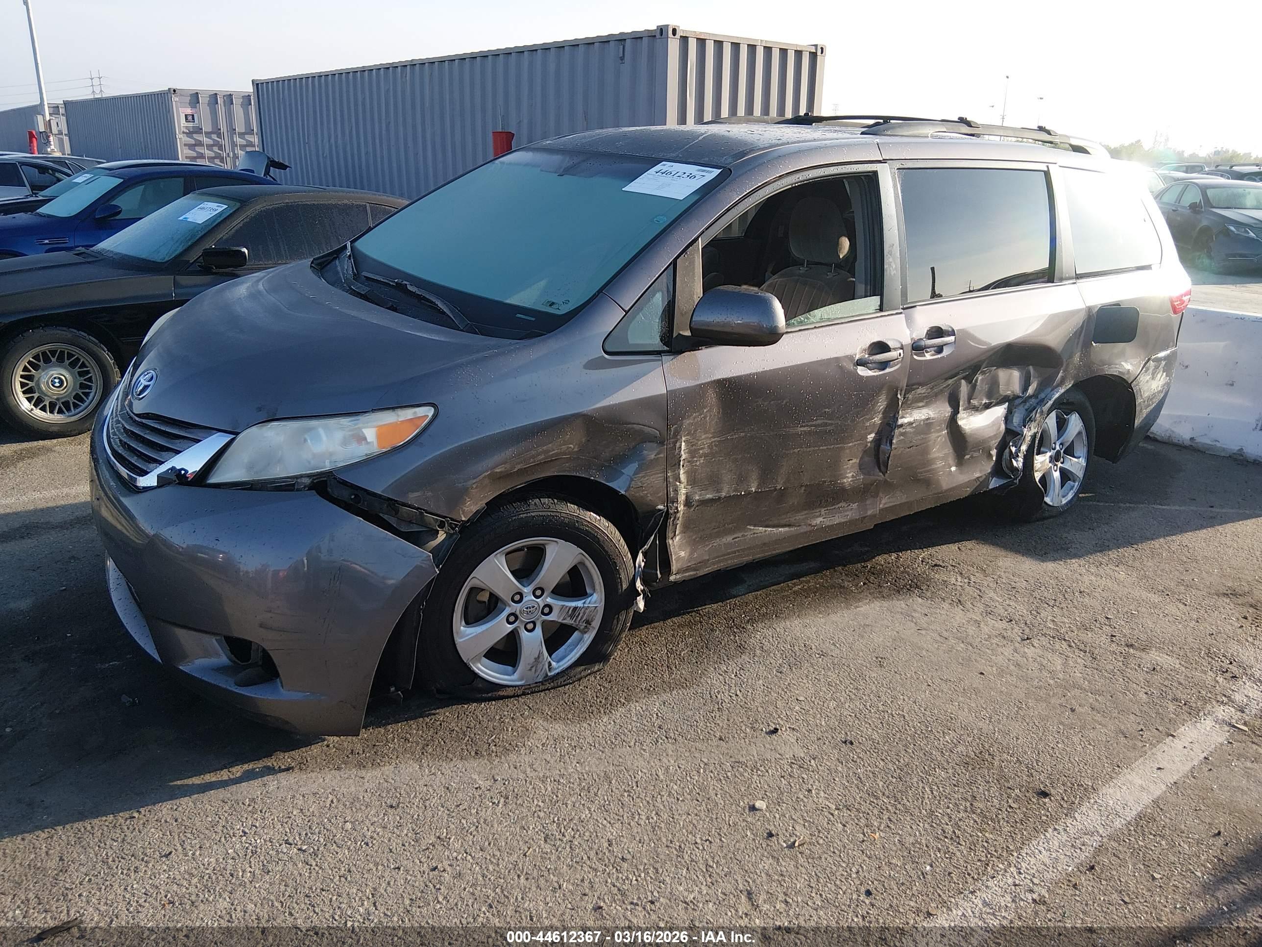 TOYOTA SIENNA image 2