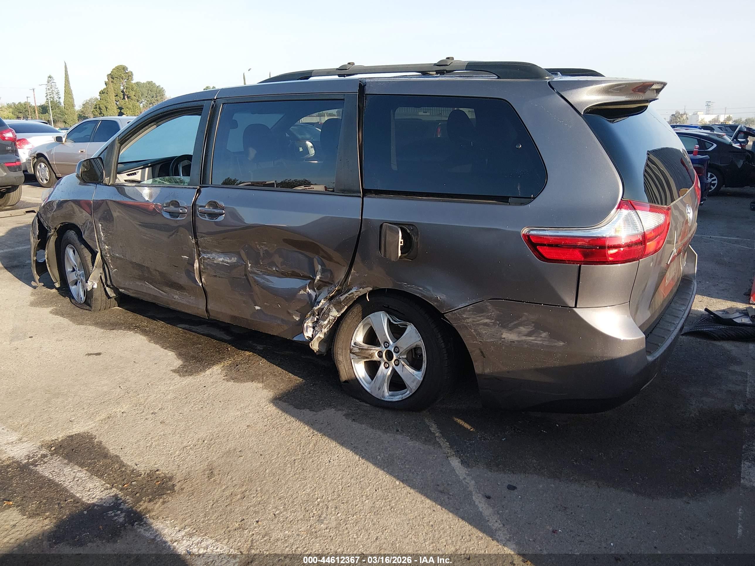TOYOTA SIENNA image 3