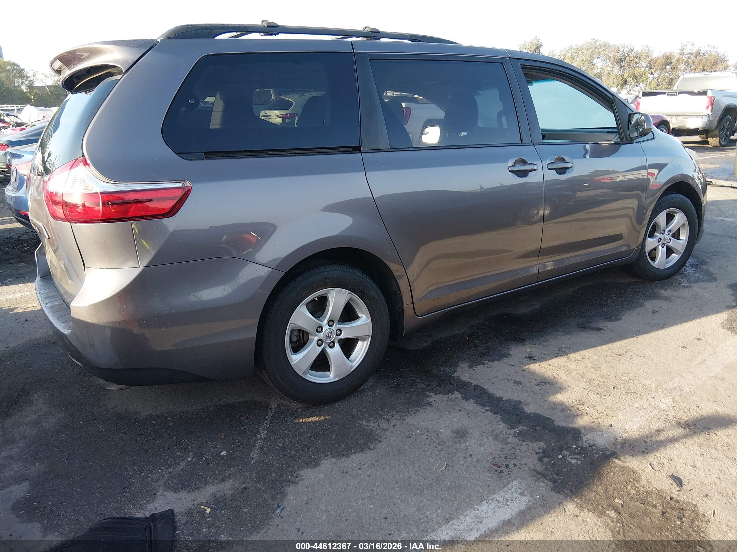 TOYOTA SIENNA image 4