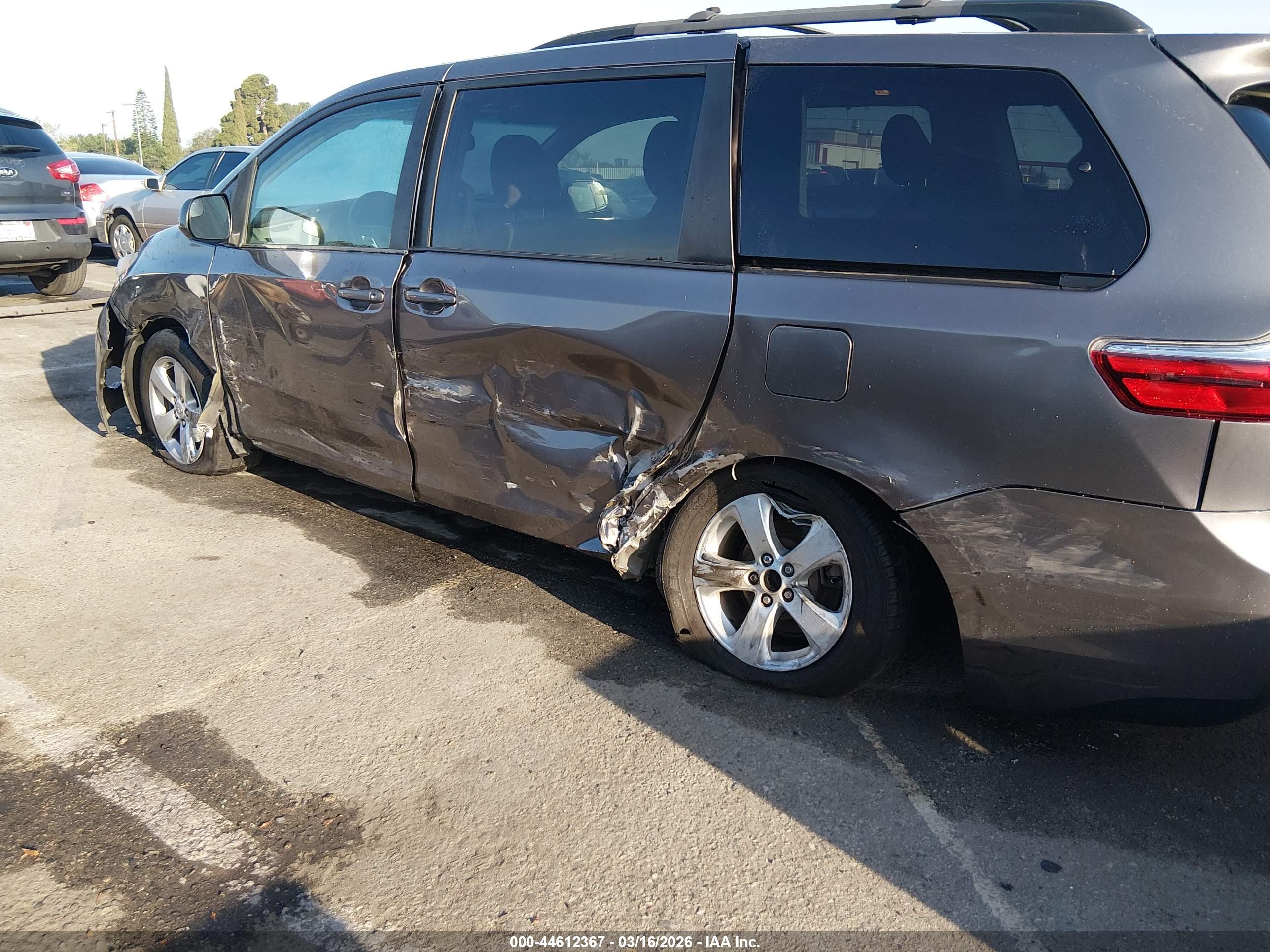 TOYOTA SIENNA image 6