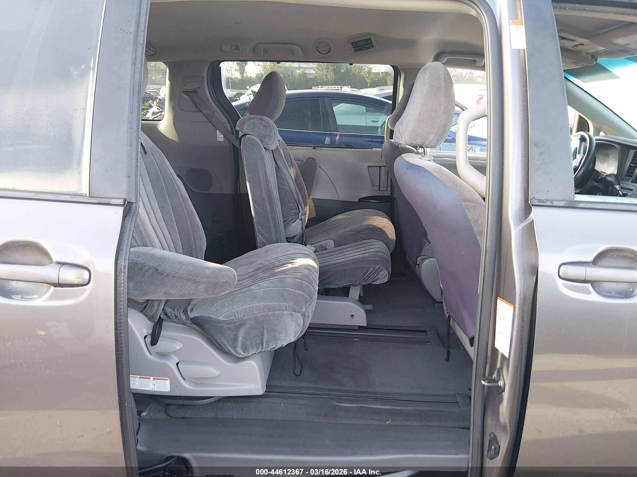 TOYOTA SIENNA image 8