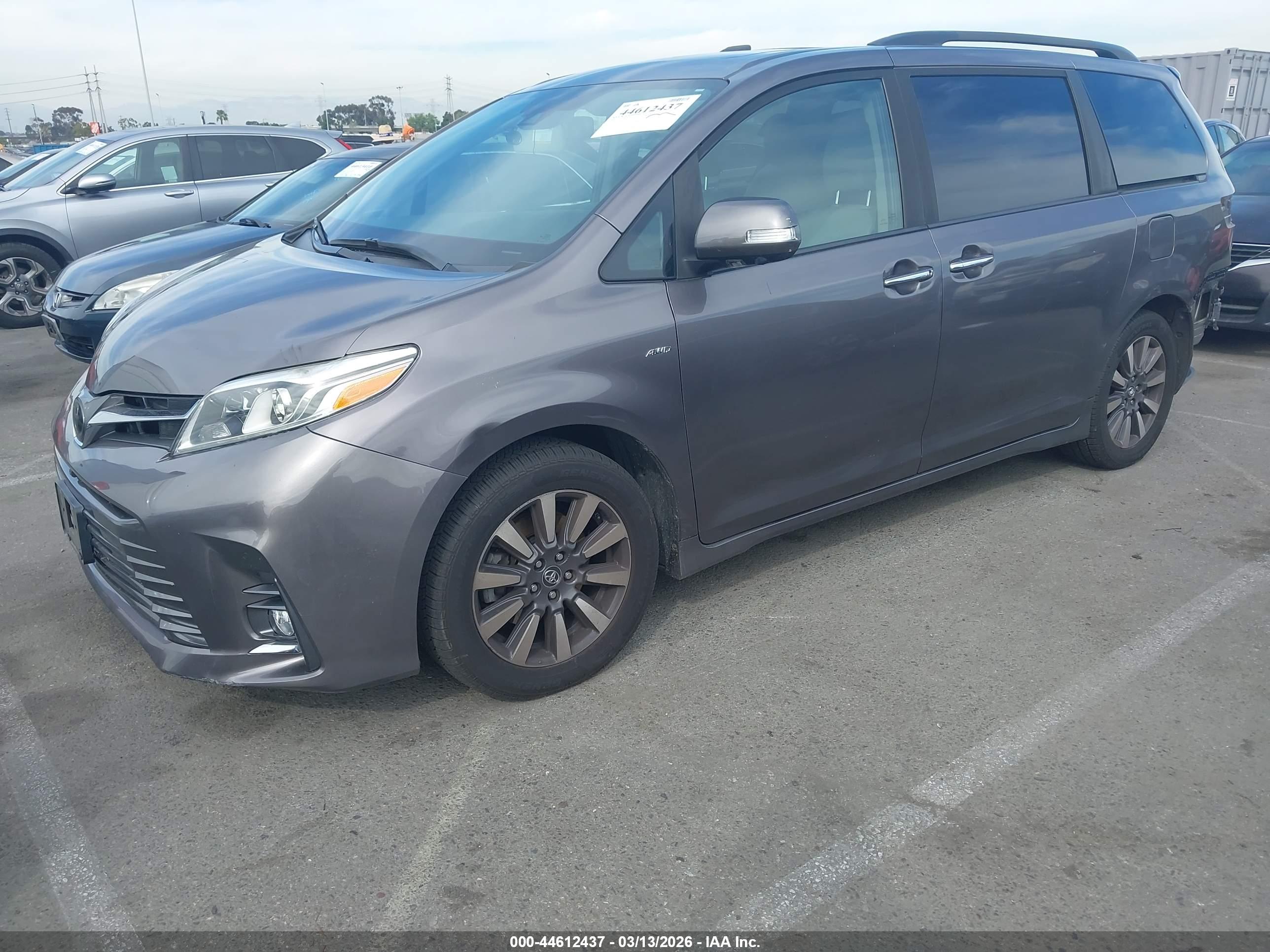 TOYOTA SIENNA image 2