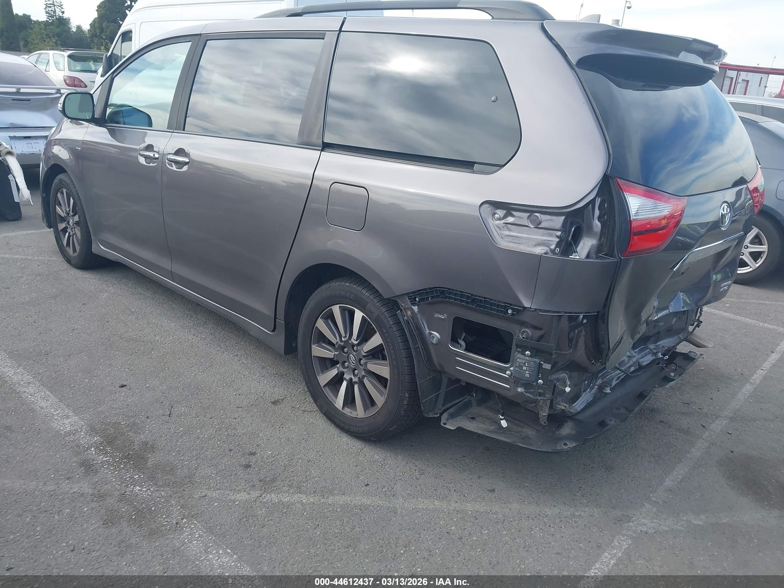 TOYOTA SIENNA image 3