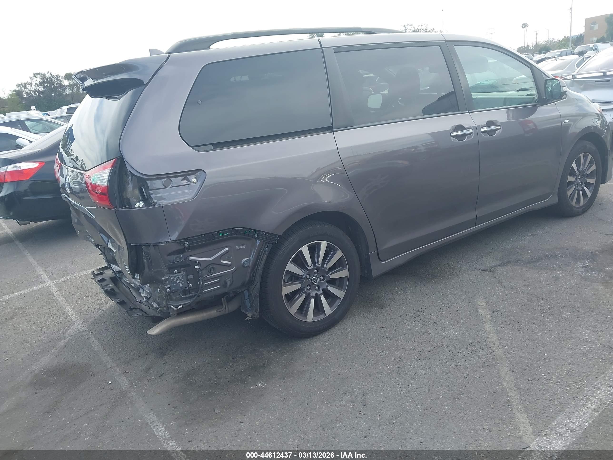 TOYOTA SIENNA image 4