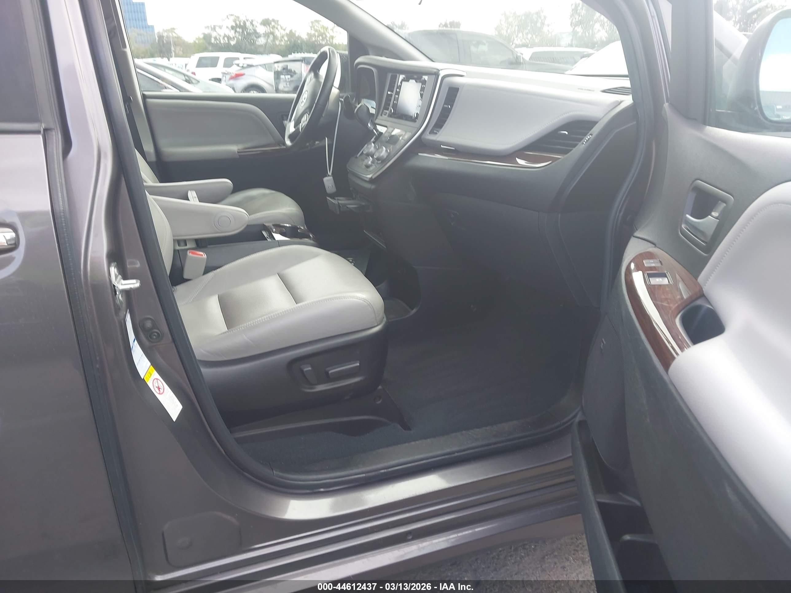 TOYOTA SIENNA image 5