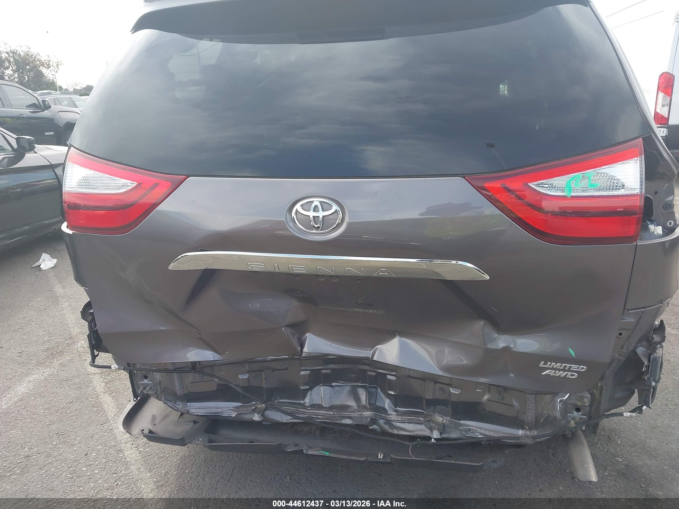 TOYOTA SIENNA image 6