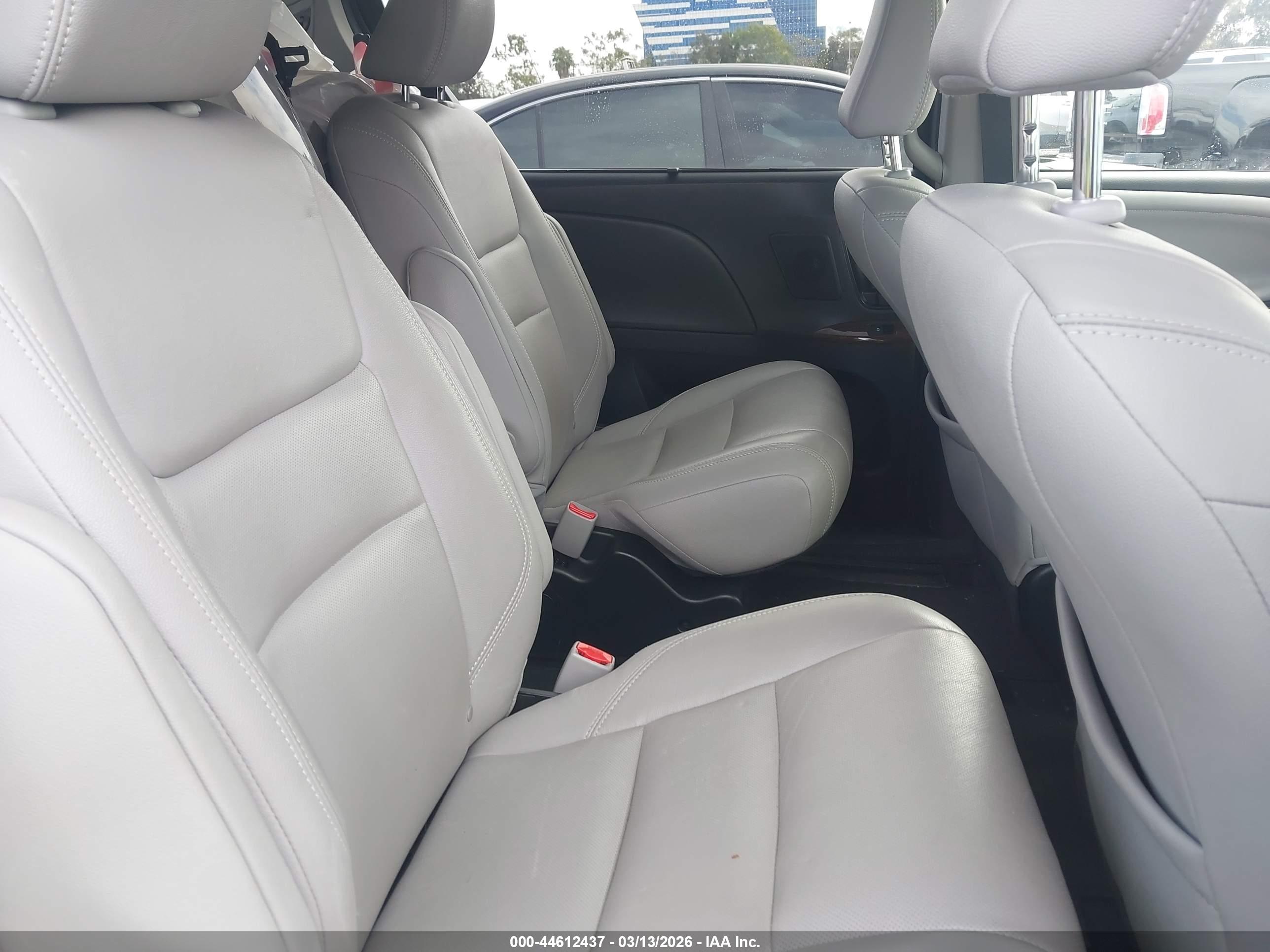 TOYOTA SIENNA image 8
