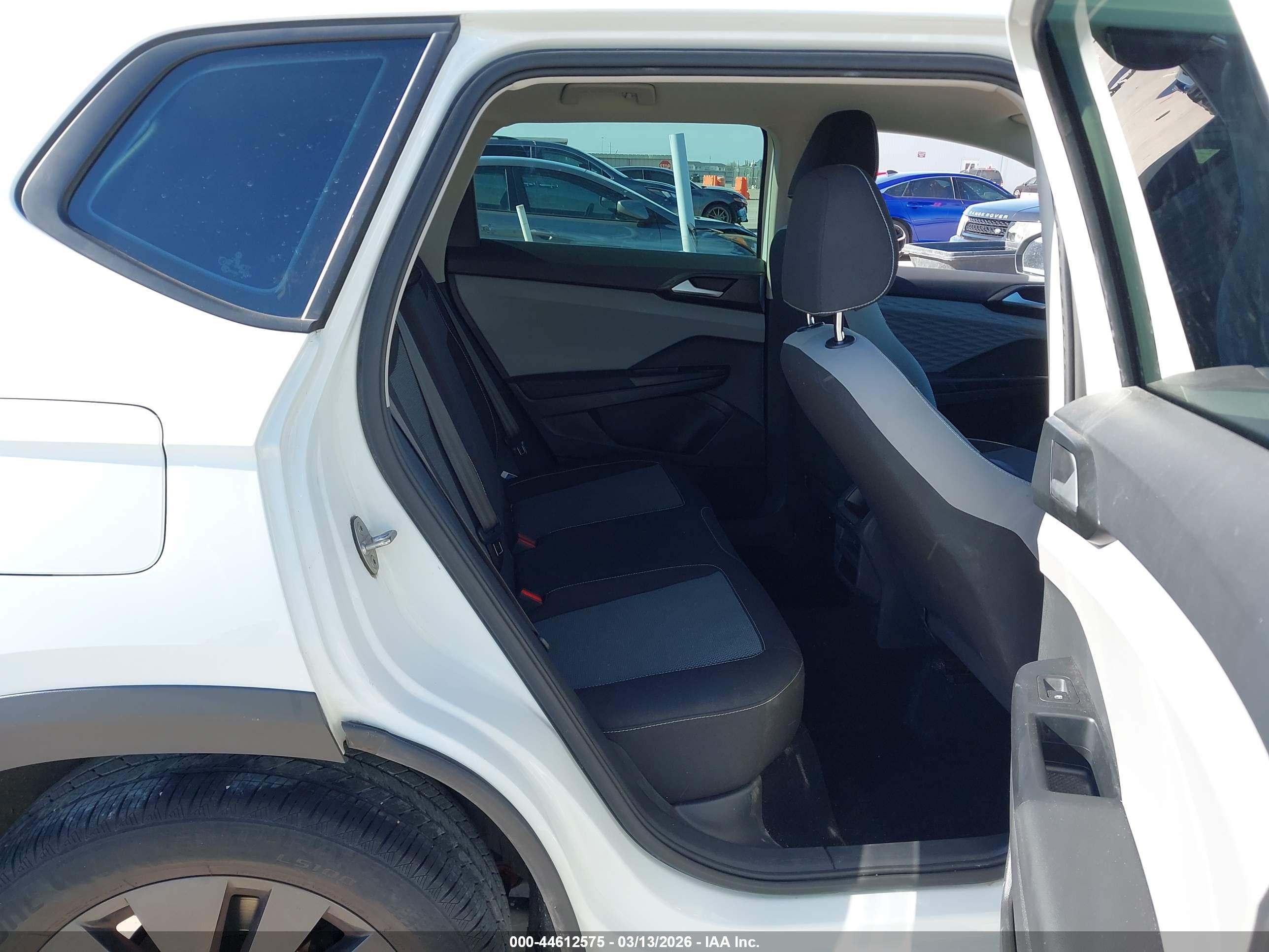 VOLKSWAGEN TAOS image 8