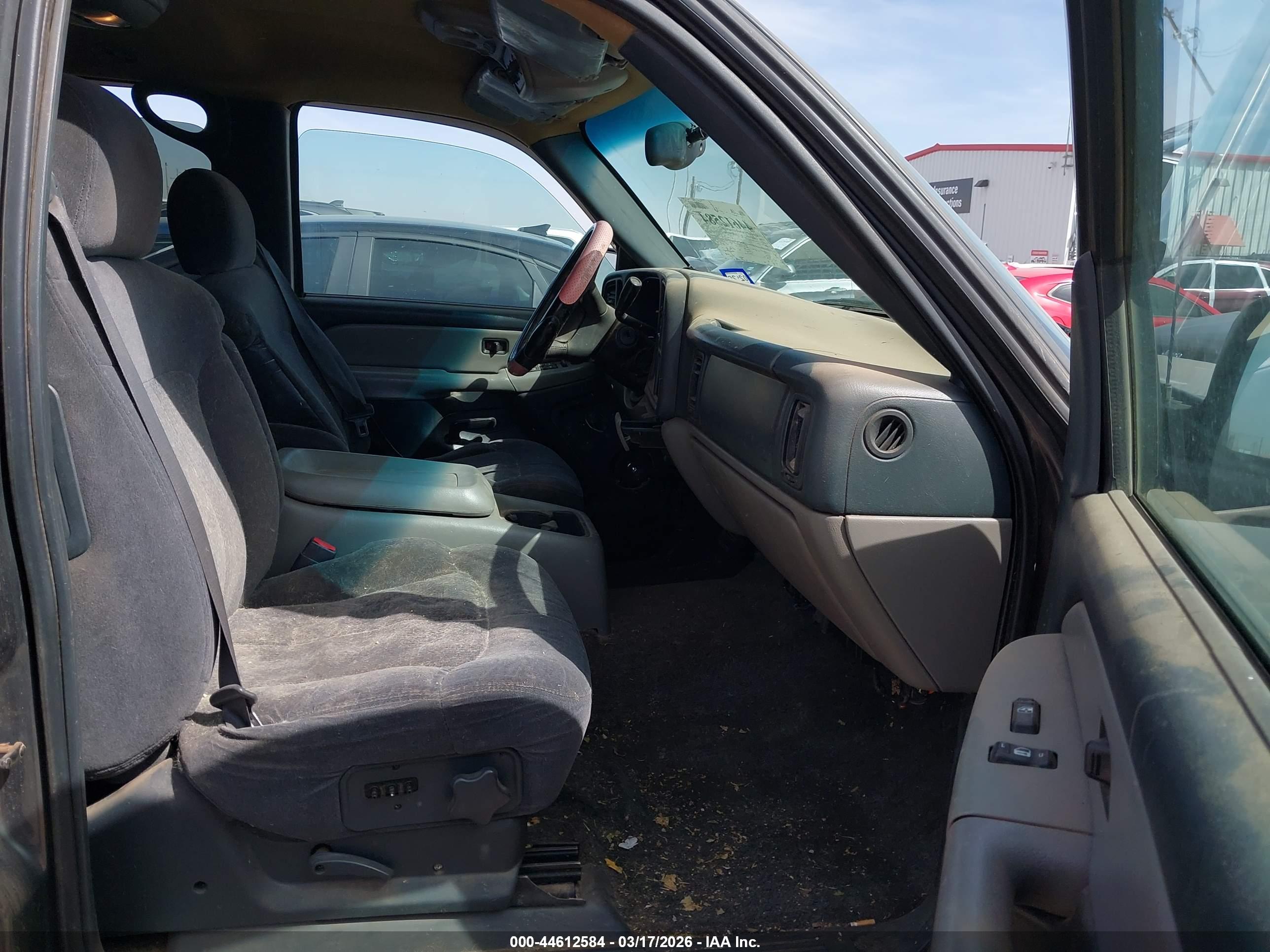 CHEVROLET SUBURBAN image 5