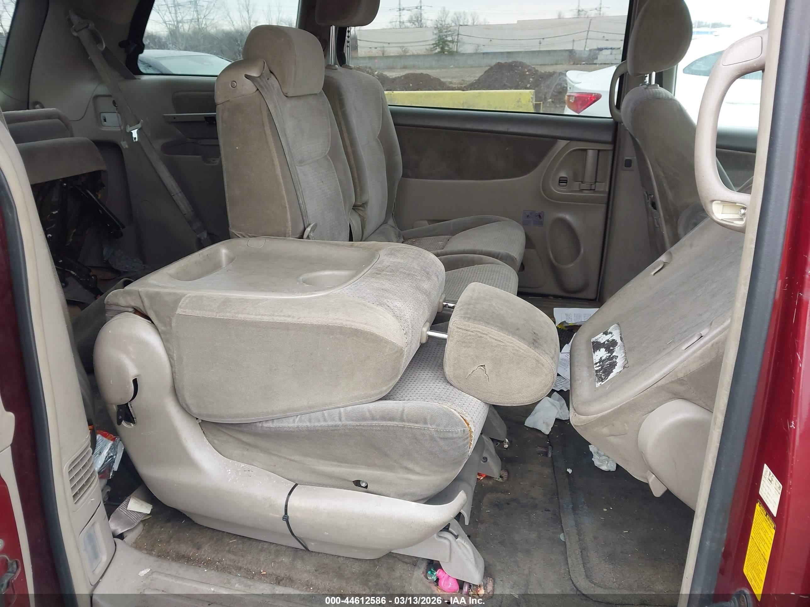 TOYOTA SIENNA image 8