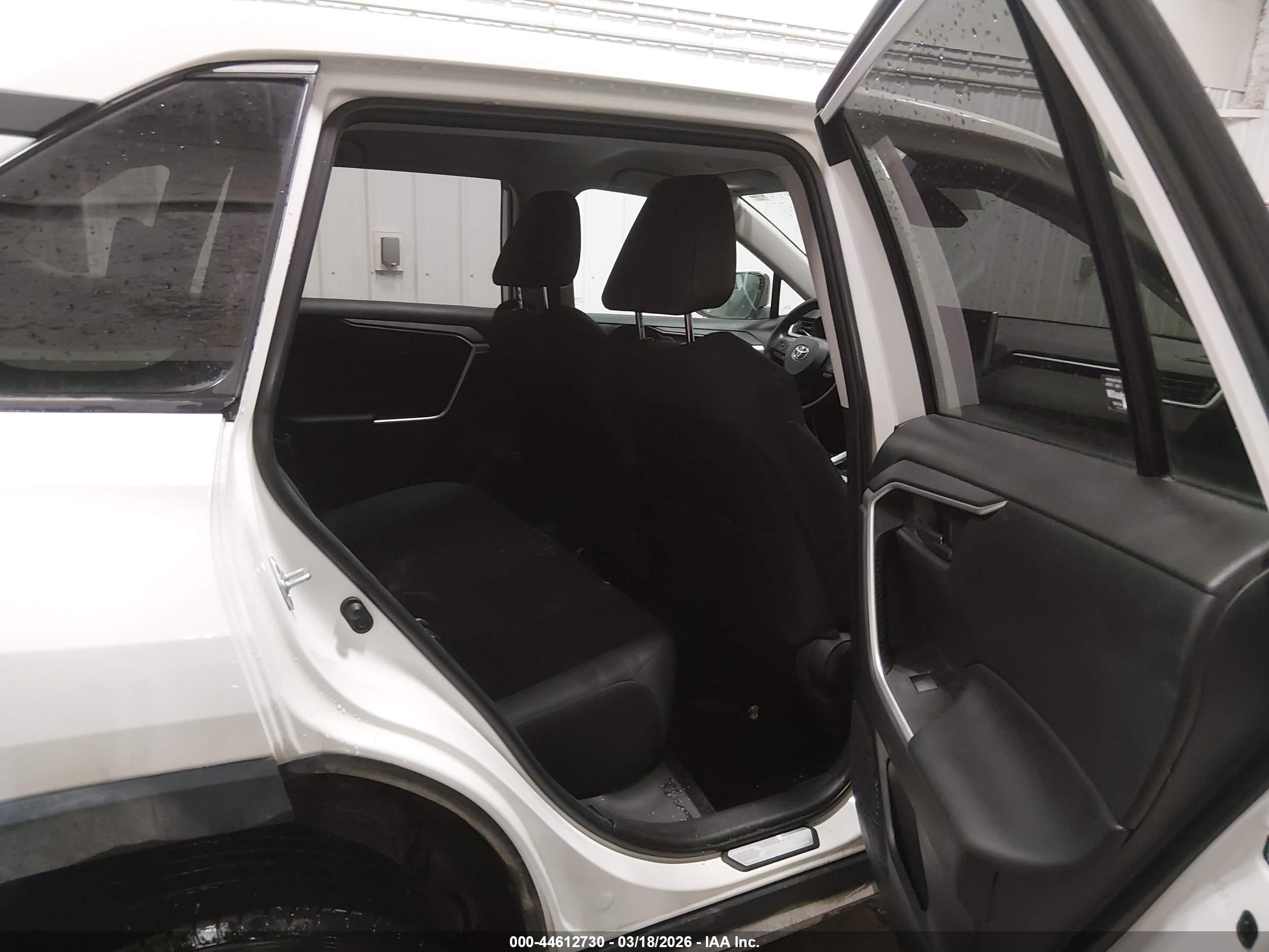 TOYOTA RAV4 image 8