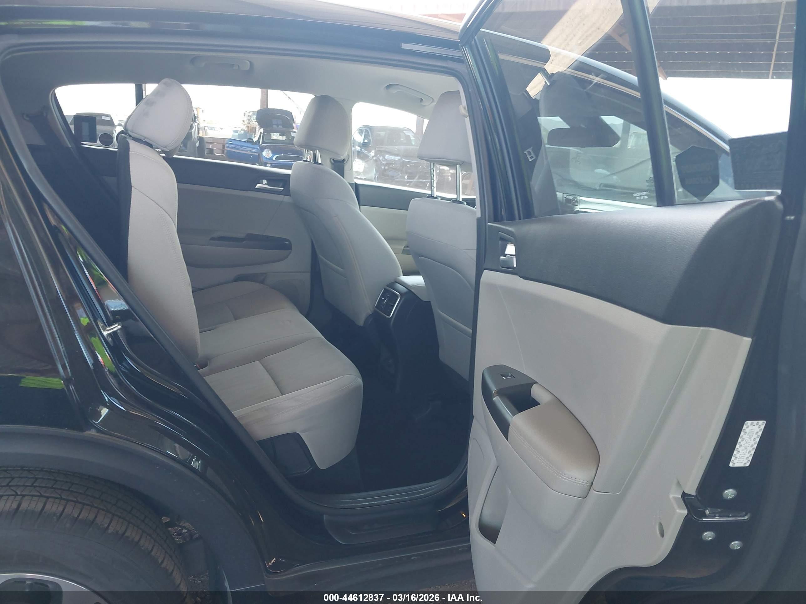 KIA SPORTAGE image 8