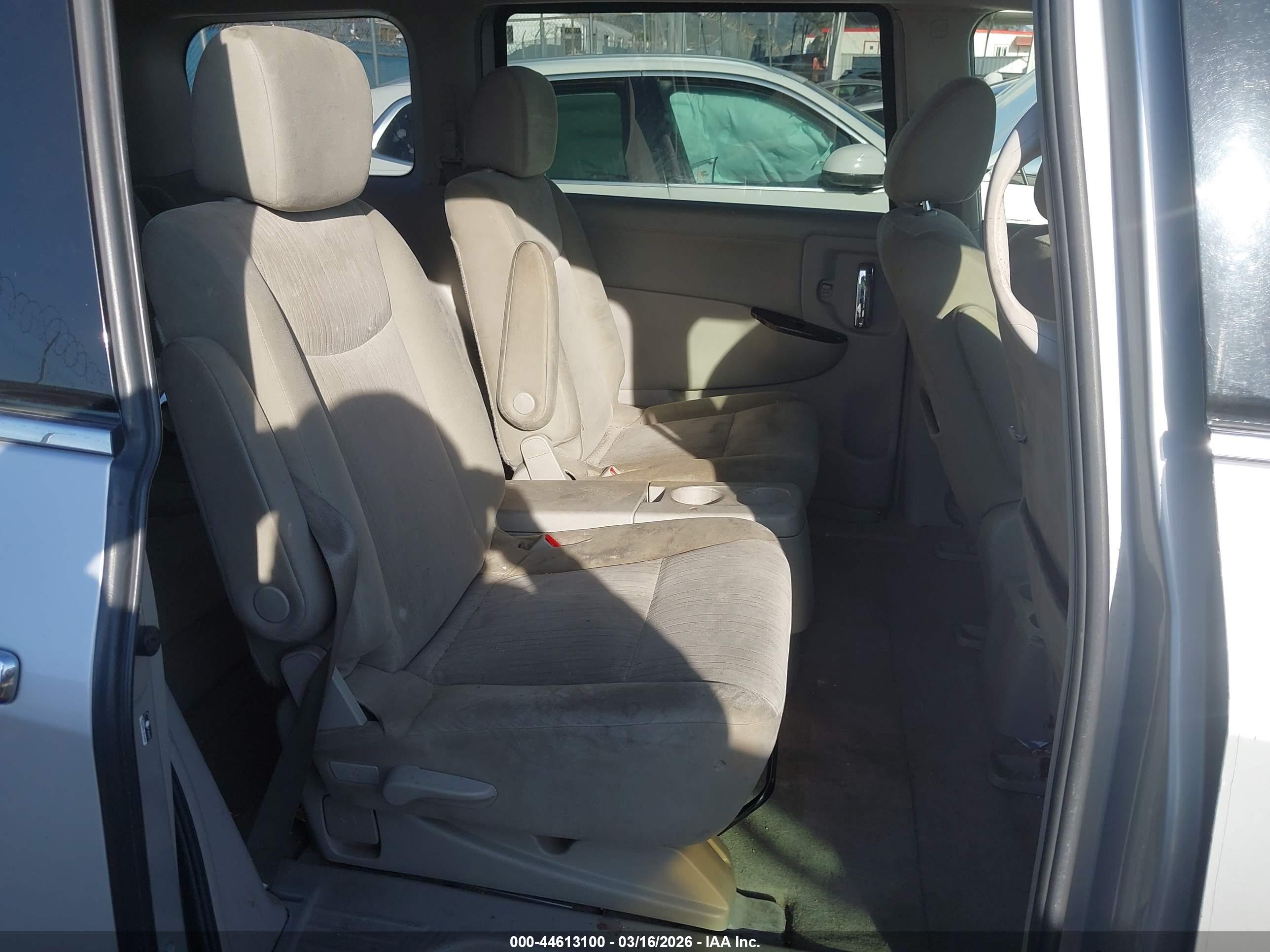 NISSAN QUEST image 8