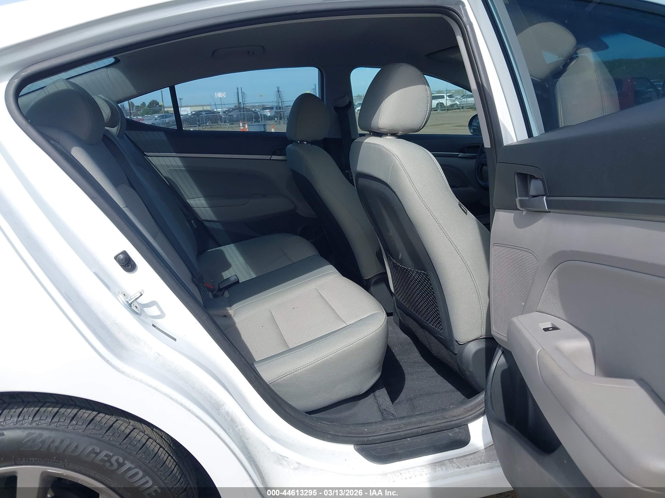HYUNDAI ELANTRA image 8